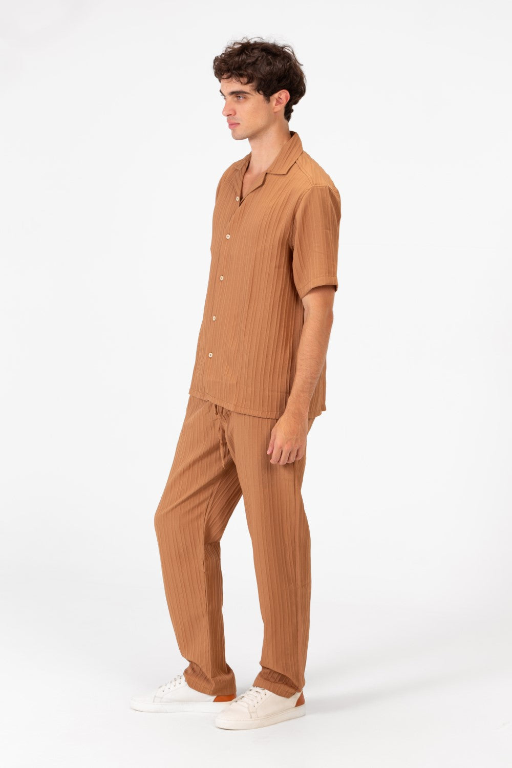 طقم ملابس رجالي من الكتان بقصّة Slim Fit قابل للتنفس، قميص وبنطال بأكمام قصيرة