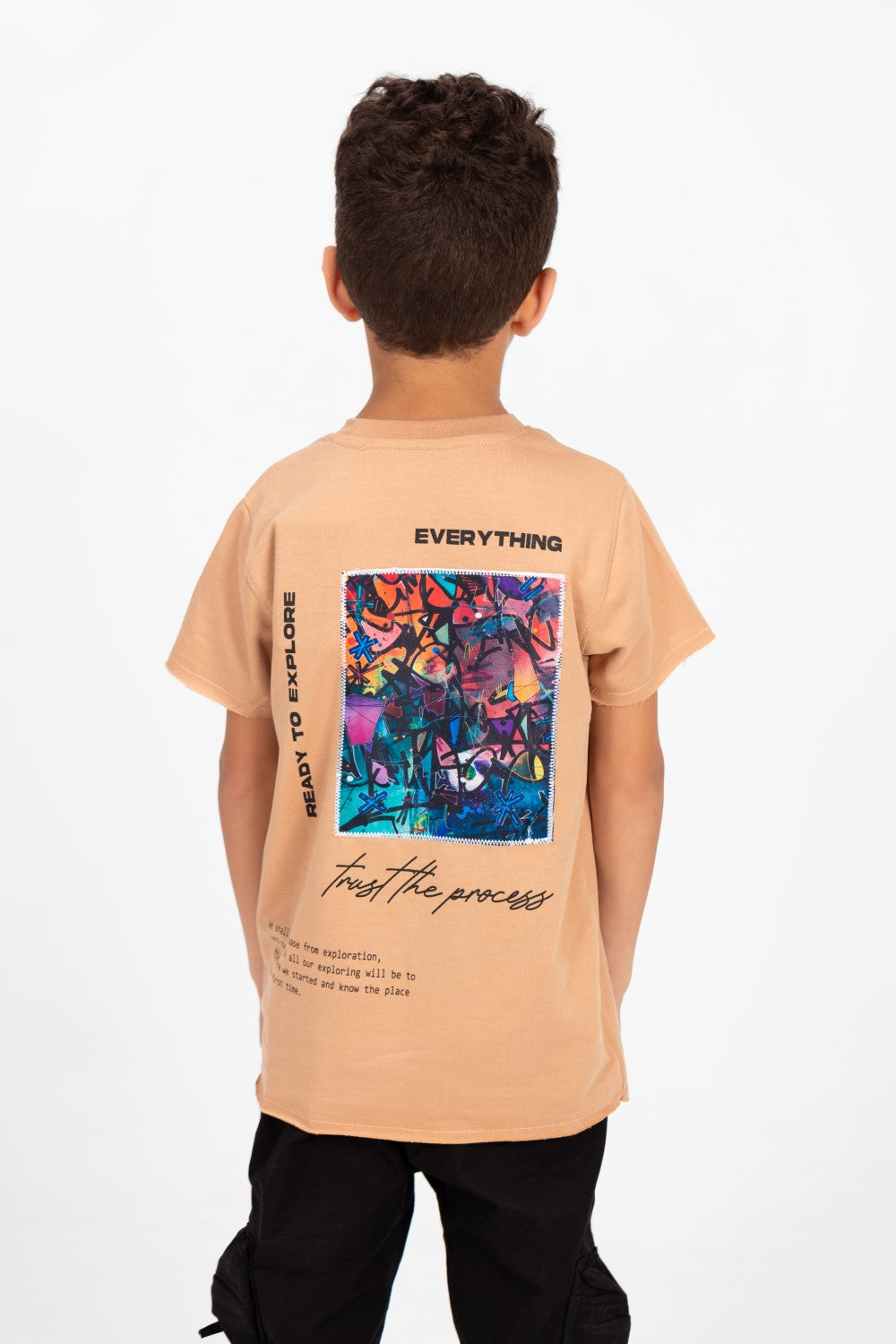 تي شيرت بأكمام قصيرة بطبعة جرافيكية للأولاد