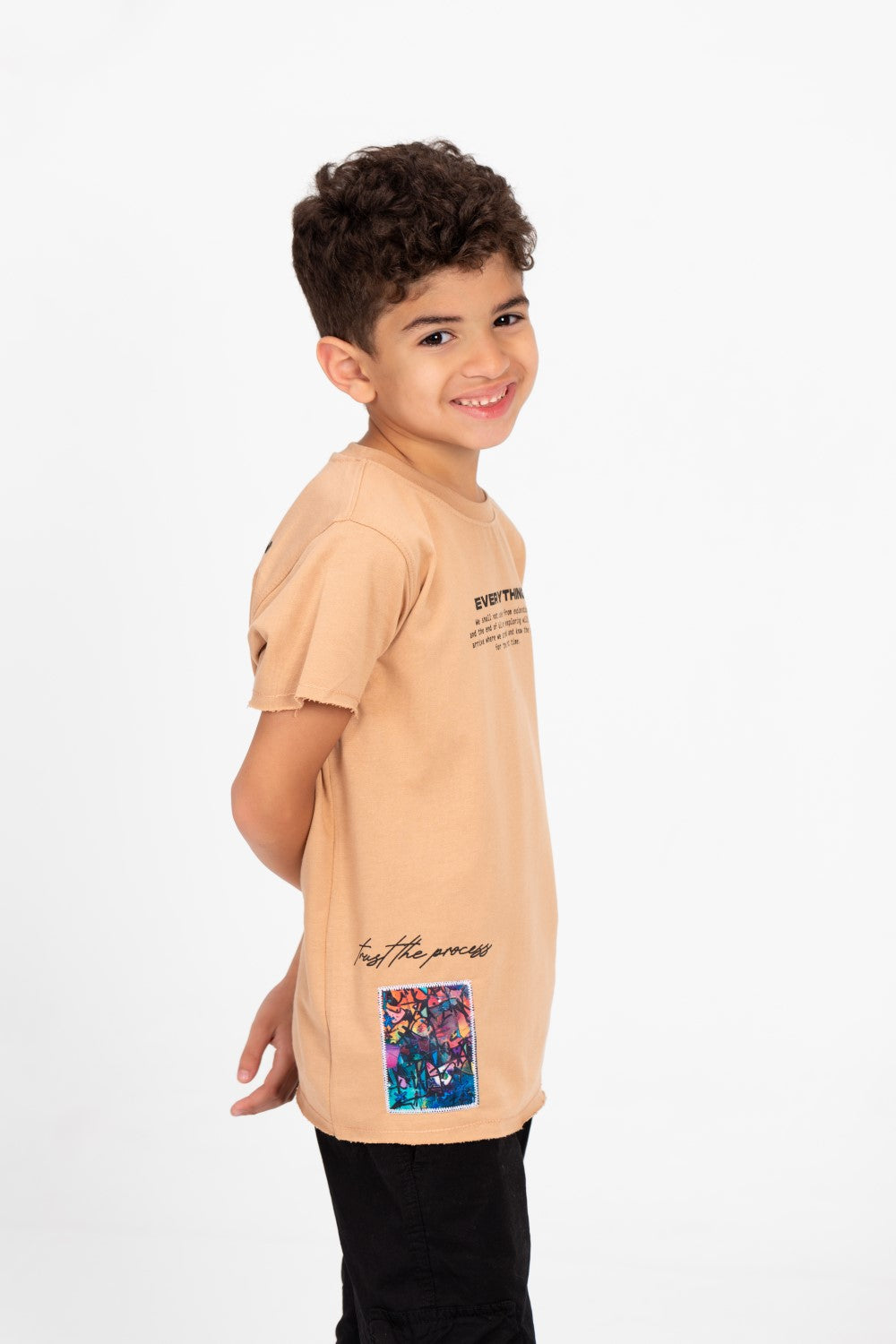 تي شيرت بأكمام قصيرة بطبعة جرافيكية للأولاد