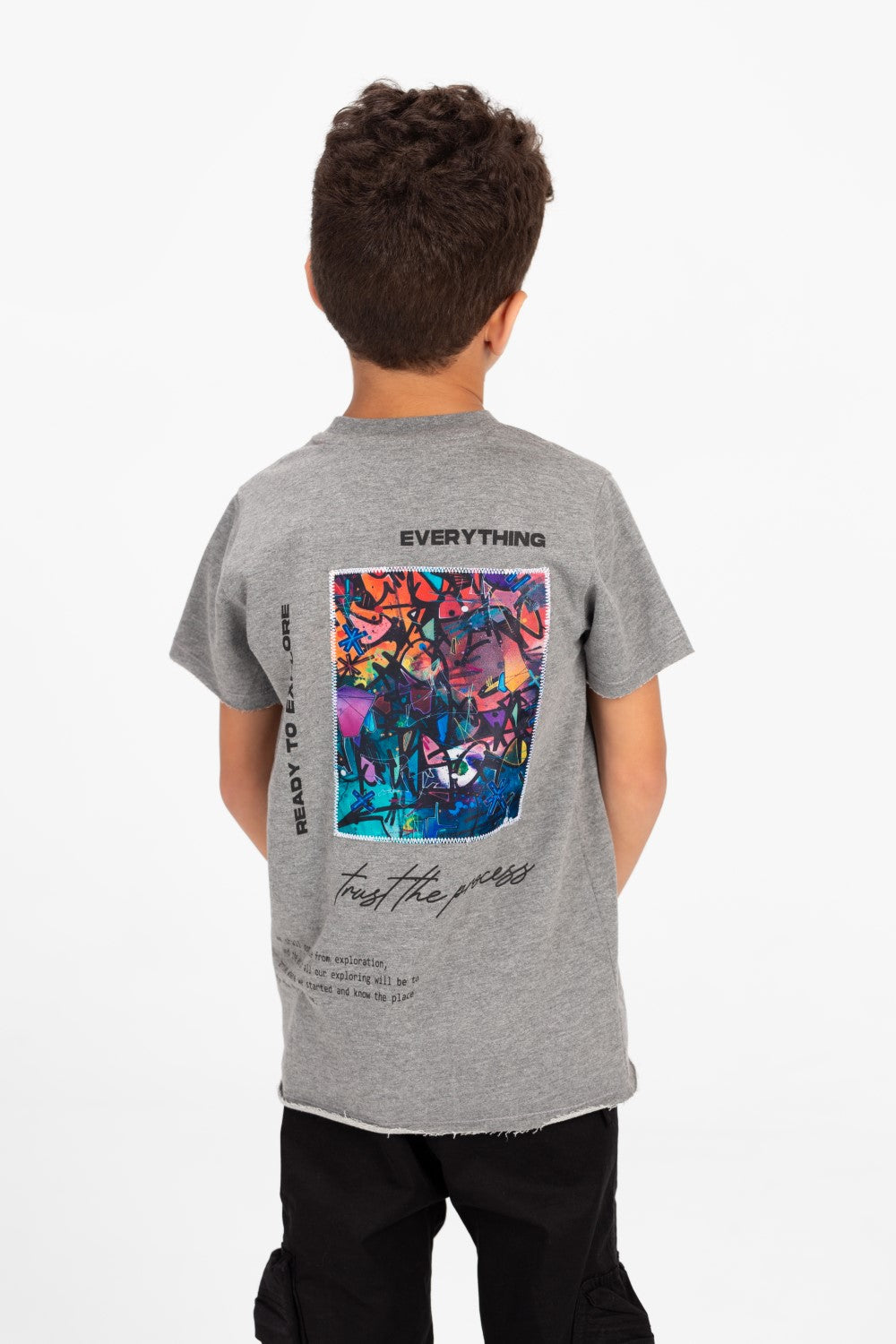 تي شيرت بأكمام قصيرة بطبعة جرافيكية للأولاد