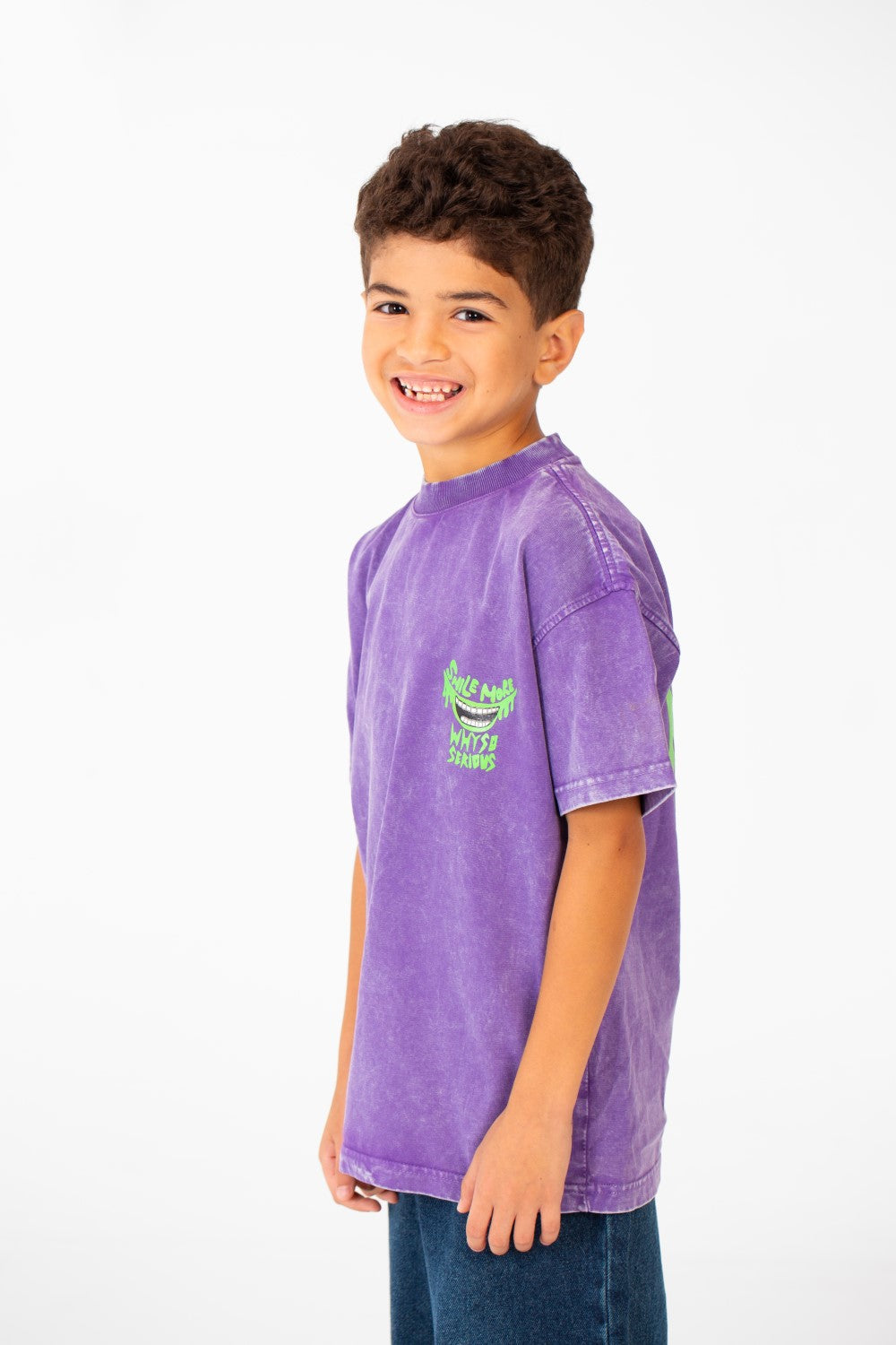 تي شيرت كبير الحجم مطبوع عليه نص مغسول للأولاد بأكمام قصيرة ورقبة دائرية