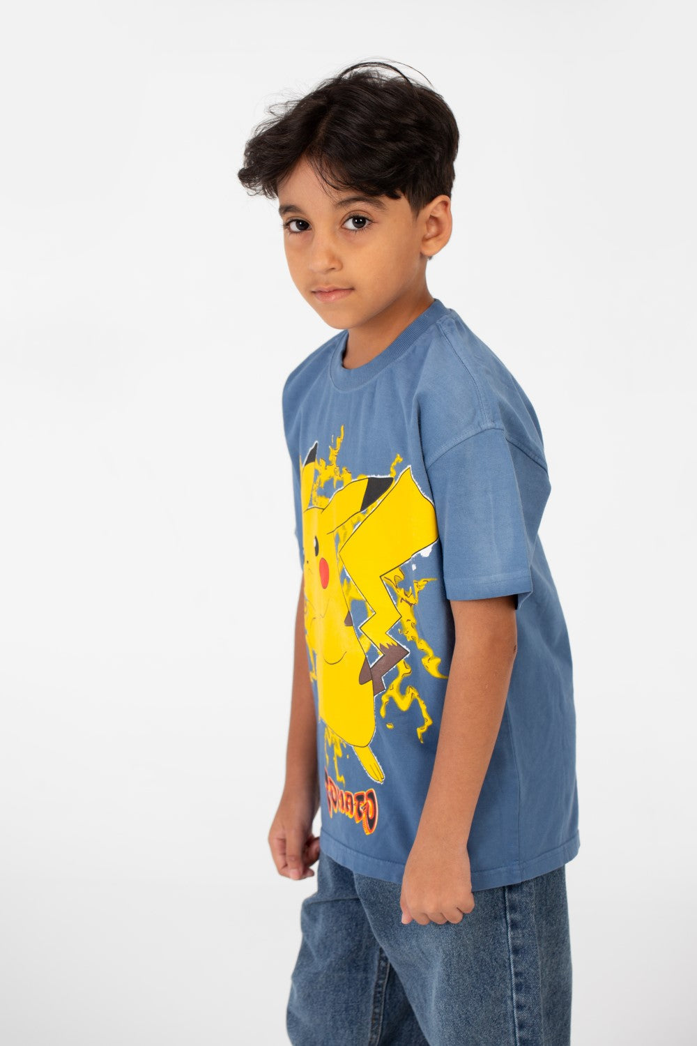 تي شيرت للأولاد بأكمام قصيرة ورقبة دائرية ومقاس كبير مع طبعة بيكاتشو أمامية