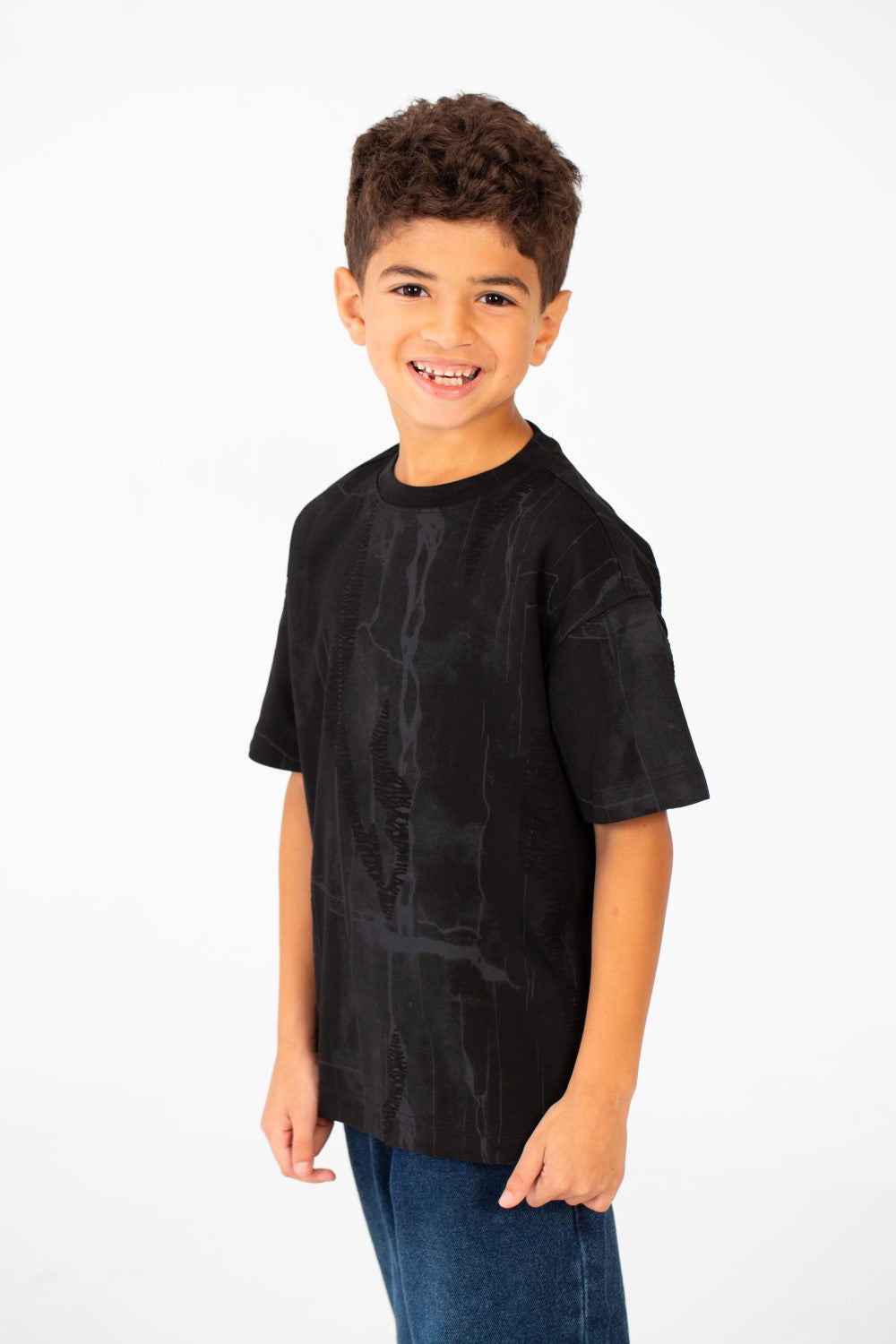 تي شيرت للأولاد مطبوع كبير الحجم برقبة دائرية وأكمام قصيرة
