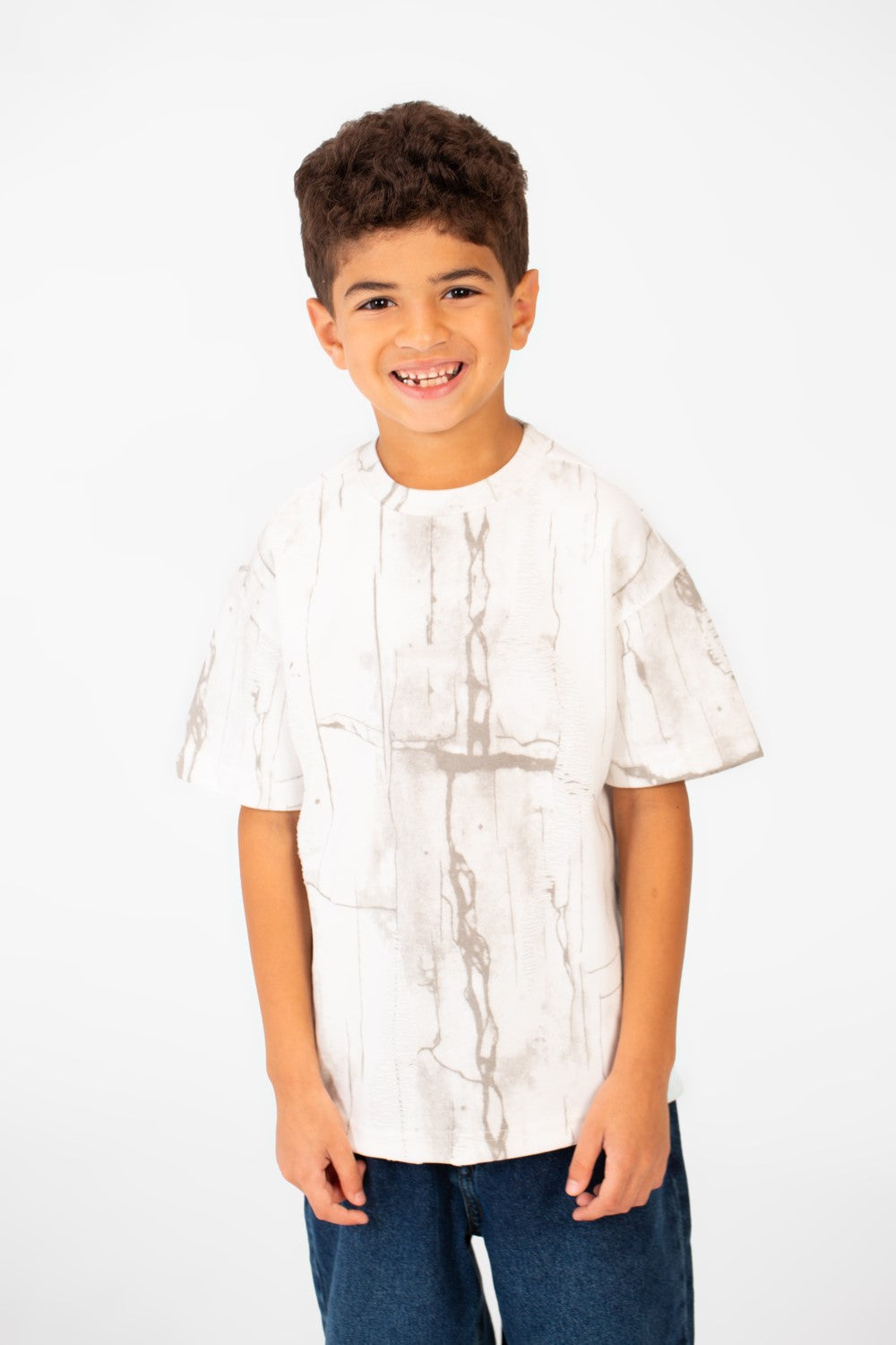 تي شيرت للأولاد مطبوع كبير الحجم برقبة دائرية وأكمام قصيرة