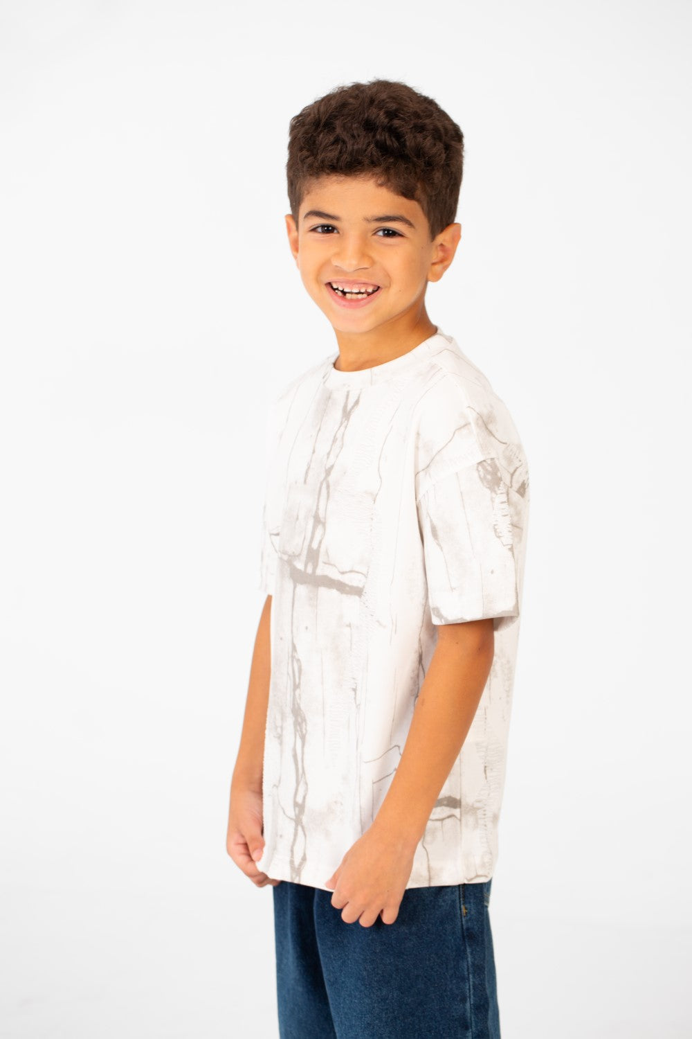 تي شيرت للأولاد مطبوع كبير الحجم برقبة دائرية وأكمام قصيرة