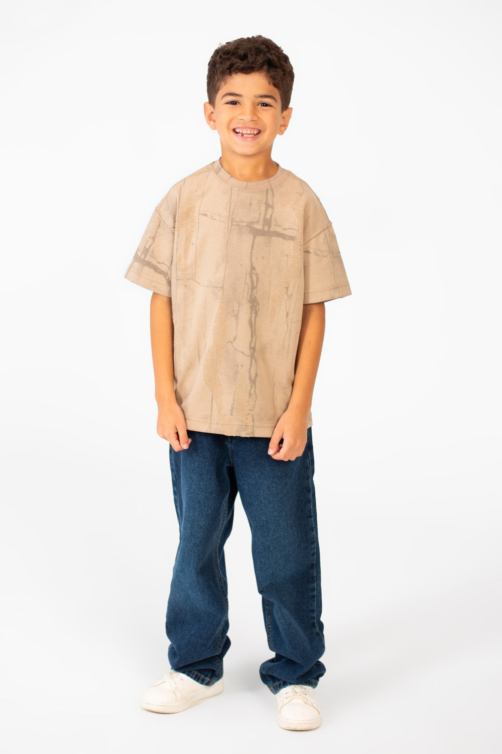 تي شيرت للأولاد مطبوع كبير الحجم برقبة دائرية وأكمام قصيرة
