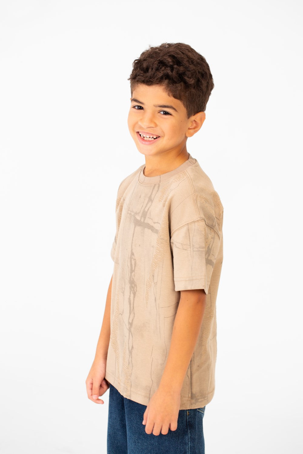 تي شيرت للأولاد مطبوع كبير الحجم برقبة دائرية وأكمام قصيرة