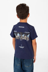 تي شيرت للأولاد بأكمام قصيرة وطبعة جرافيكية من الخلف