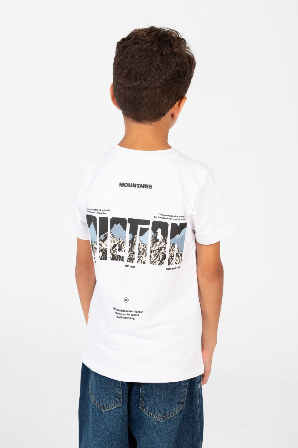 تي شيرت للأولاد بأكمام قصيرة وطبعة جرافيكية من الخلف