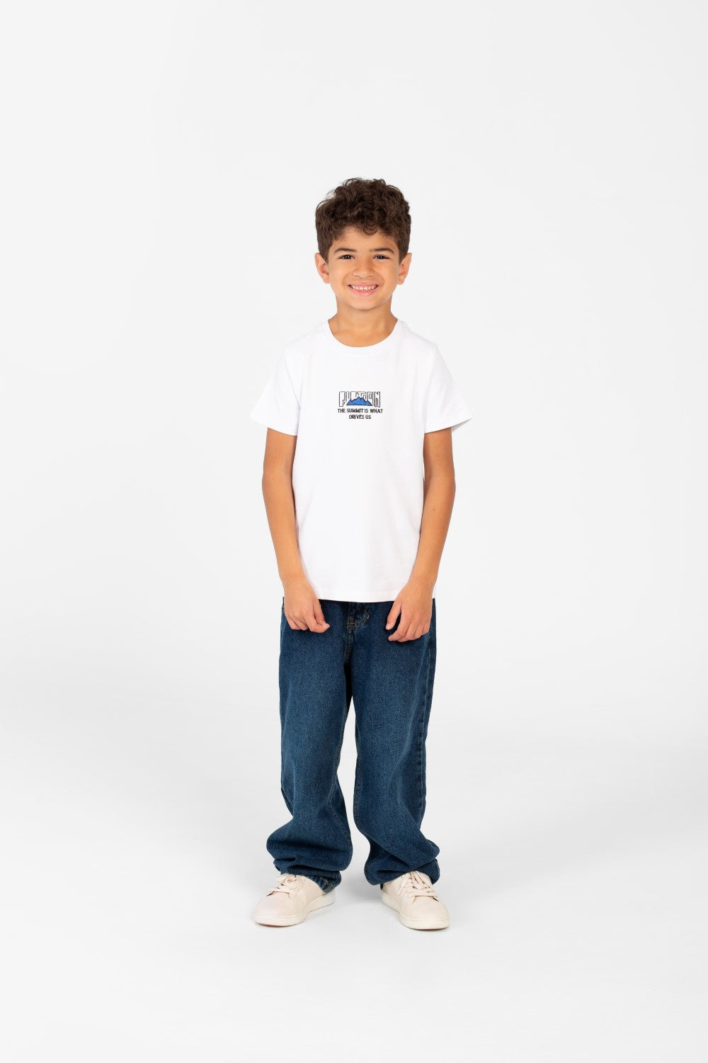 تي شيرت للأولاد بأكمام قصيرة وطبعة جرافيكية من الخلف