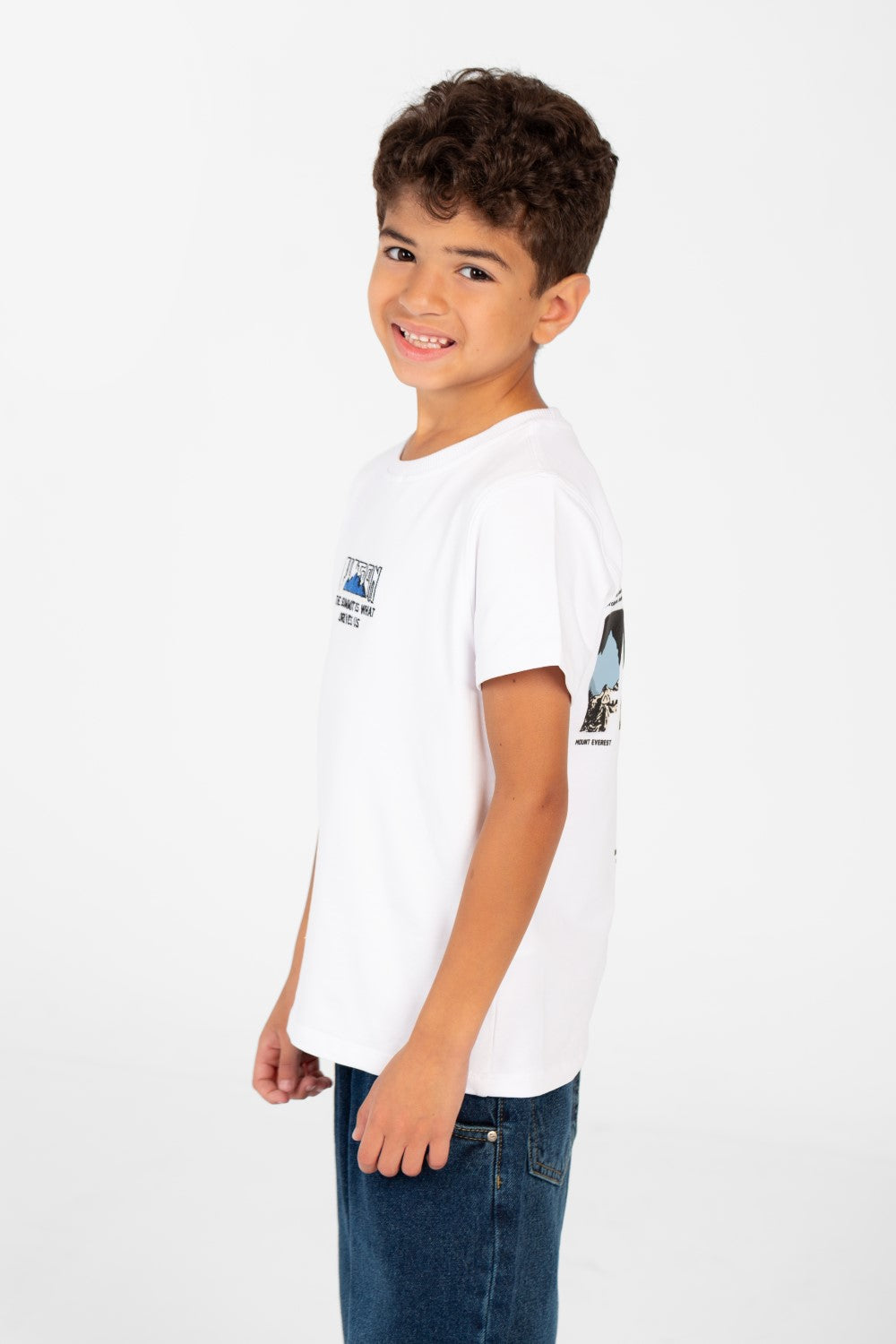 تي شيرت للأولاد بأكمام قصيرة وطبعة جرافيكية من الخلف