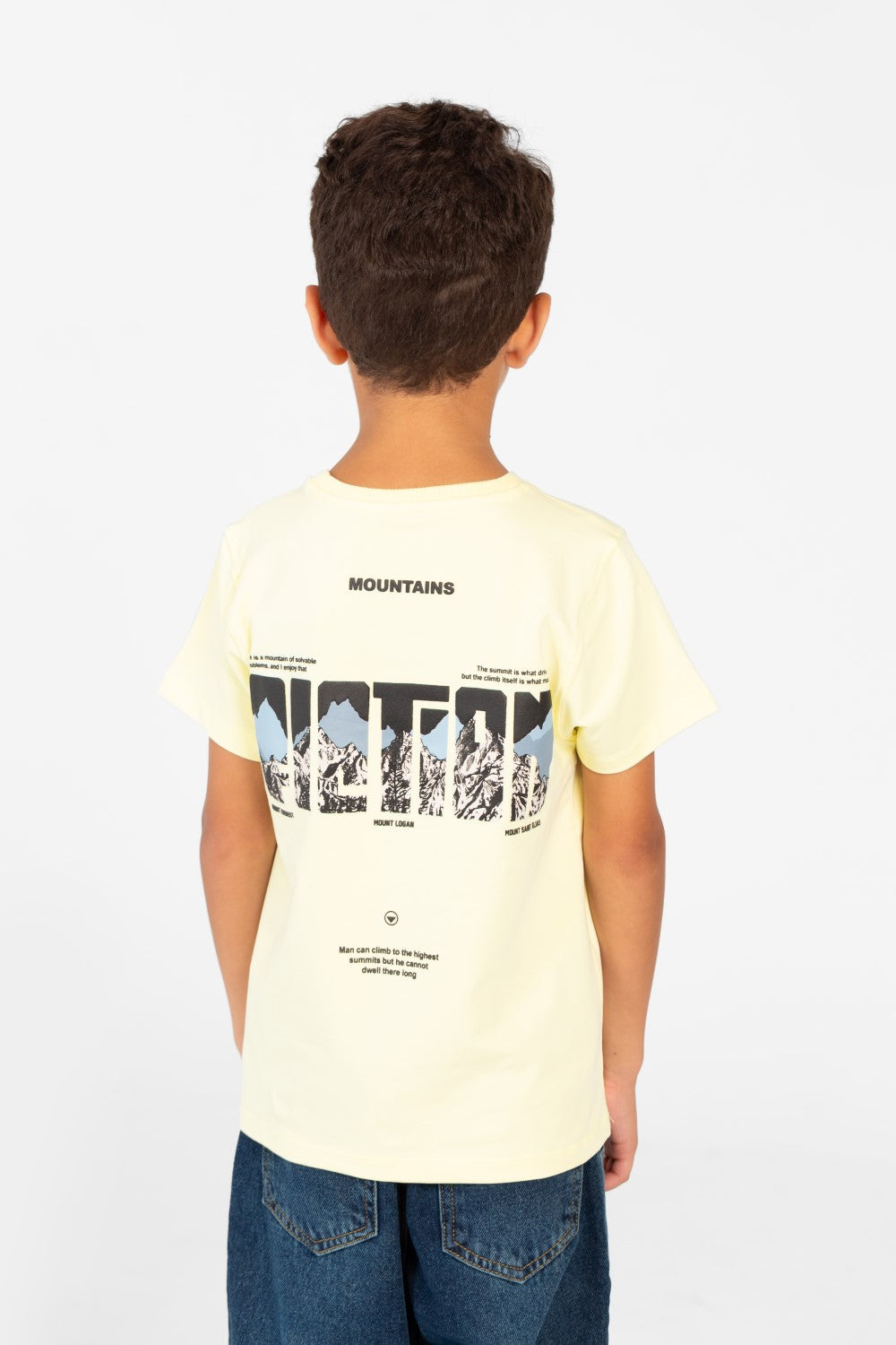 تي شيرت للأولاد بأكمام قصيرة وطبعة جرافيكية من الخلف