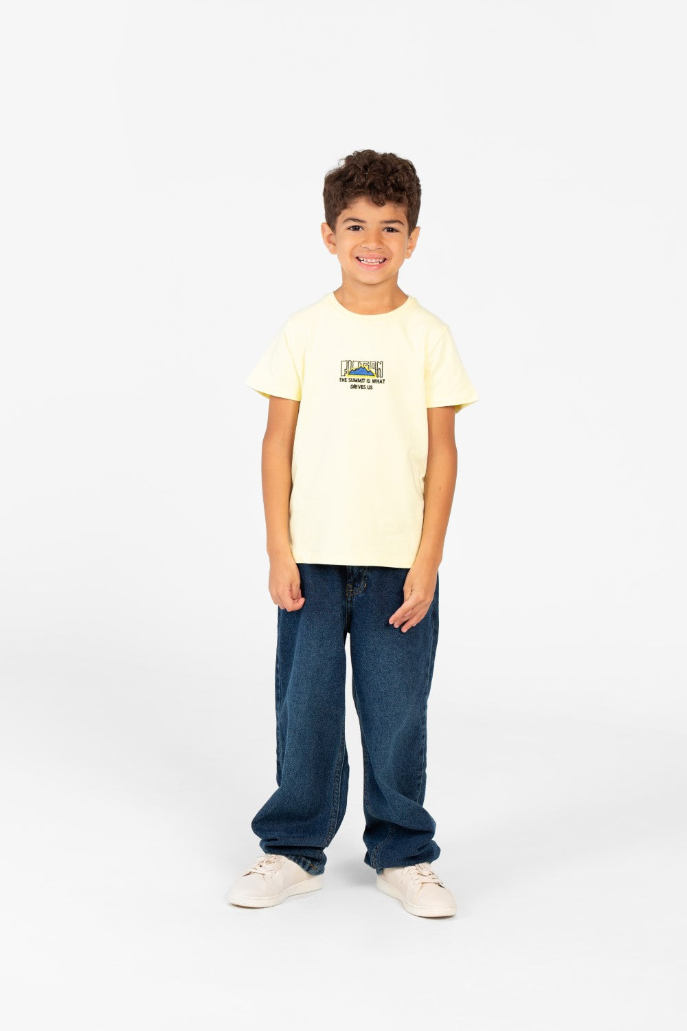 تي شيرت للأولاد بأكمام قصيرة وطبعة جرافيكية من الخلف