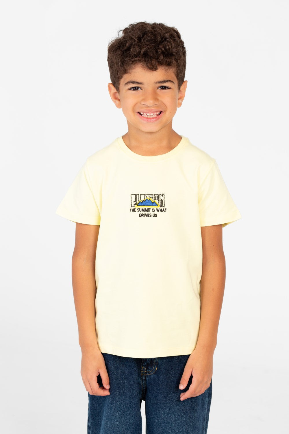 تي شيرت للأولاد بأكمام قصيرة وطبعة جرافيكية من الخلف