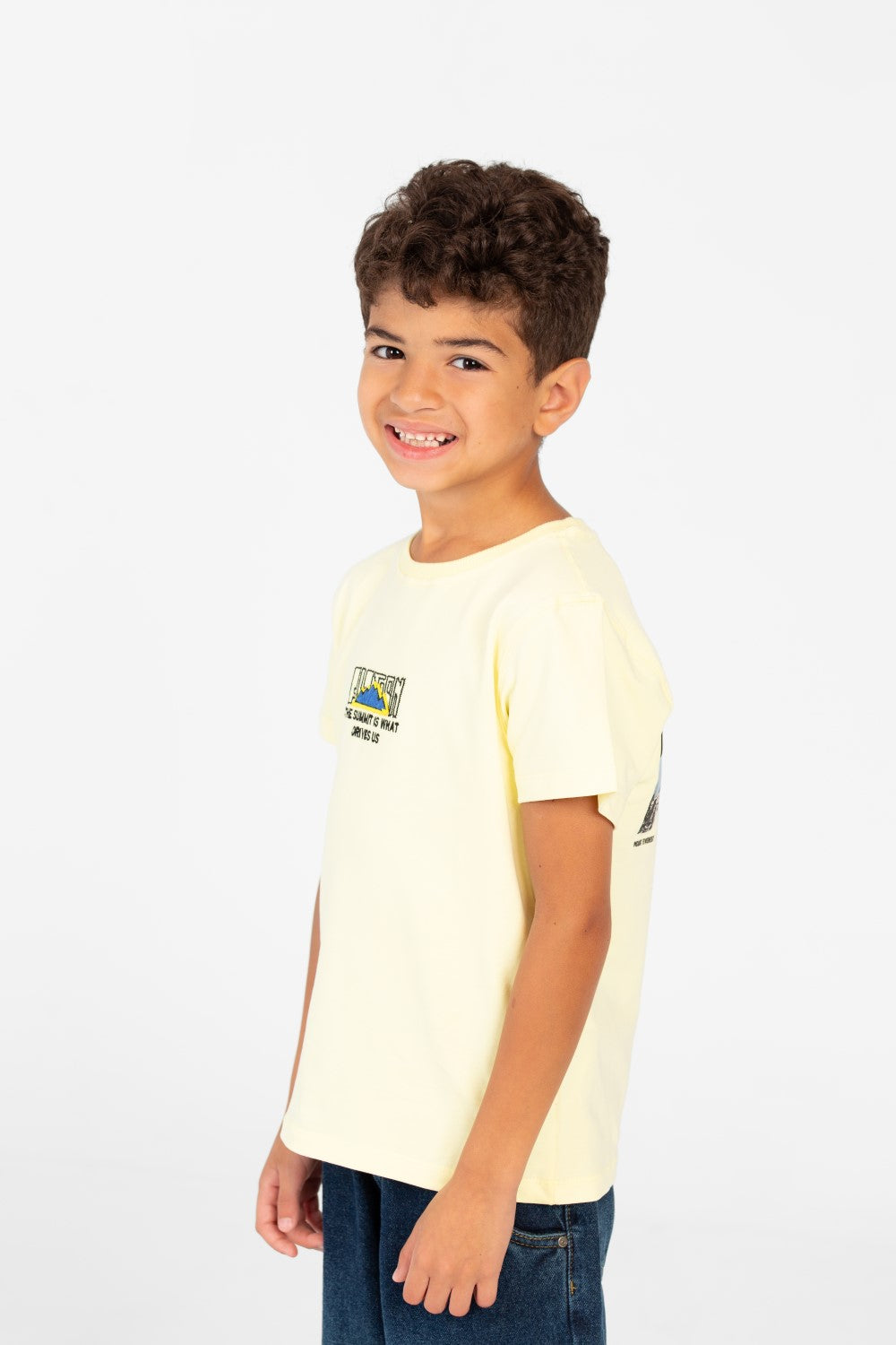 تي شيرت للأولاد بأكمام قصيرة وطبعة جرافيكية من الخلف