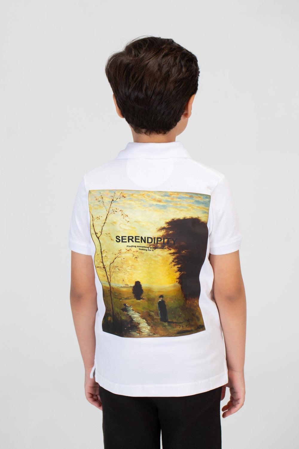 تي شيرت بولو للأولاد بأكمام قصيرة وطبعة مميزة على الظهر