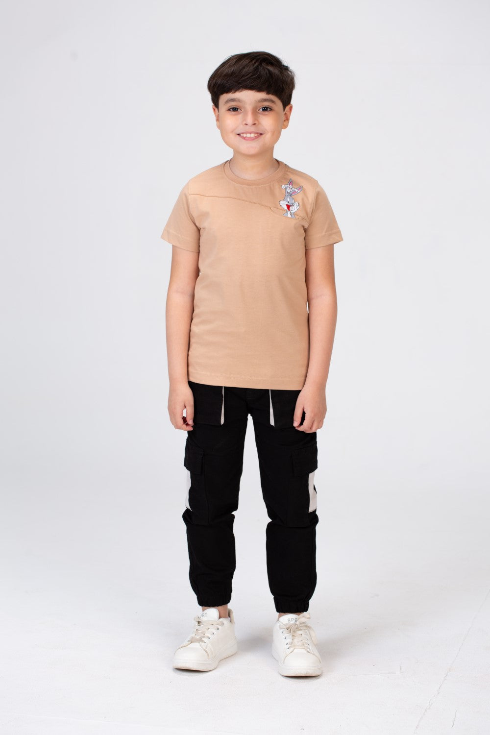 تي شيرت للأولاد برقبة دائرية وأكمام قصيرة مع طباعة حرف A وصورة أرنب على الجهة الأمامية