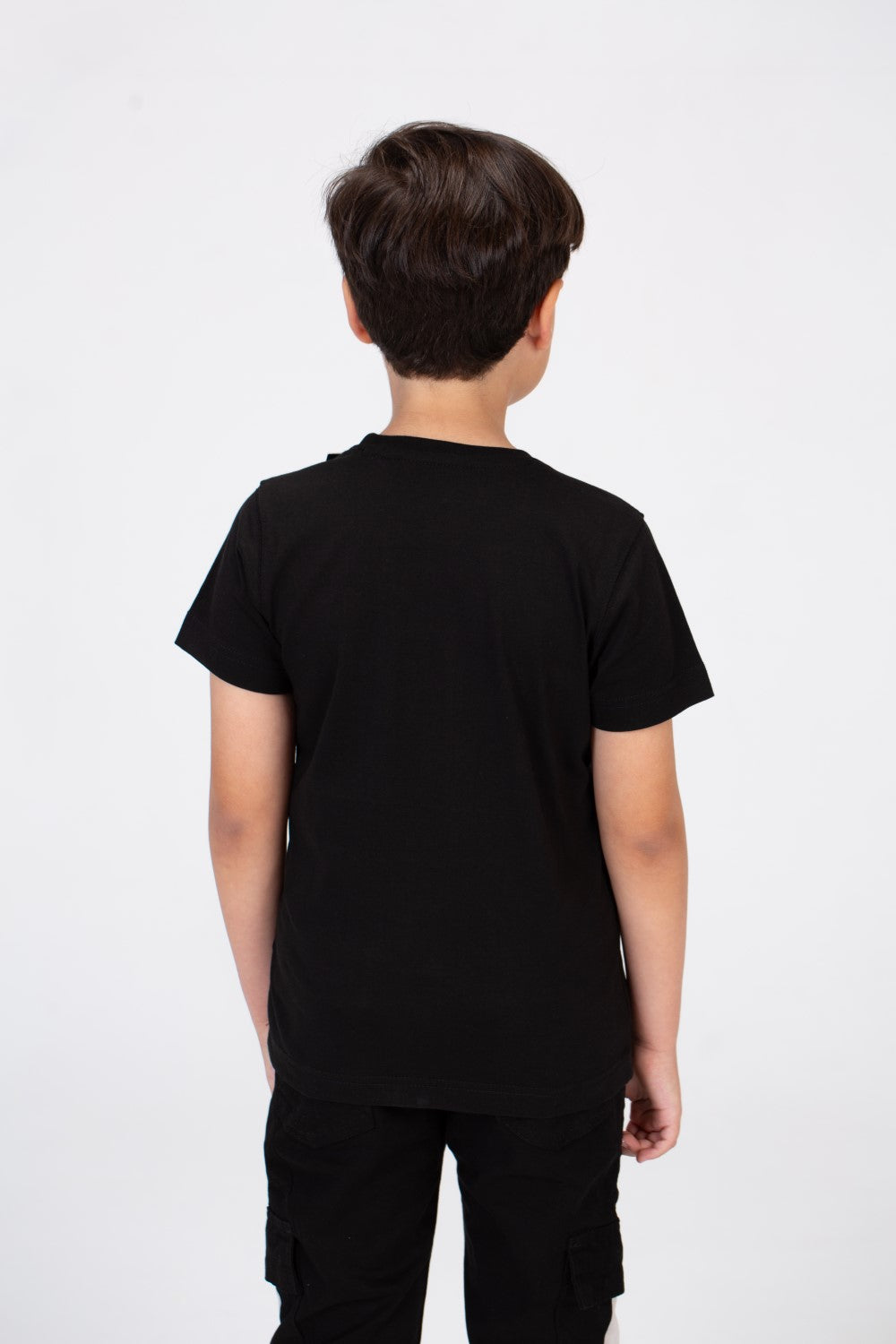 تي شيرت للأولاد برقبة دائرية وأكمام قصيرة مع طباعة حرف A وصورة أرنب على الجهة الأمامية