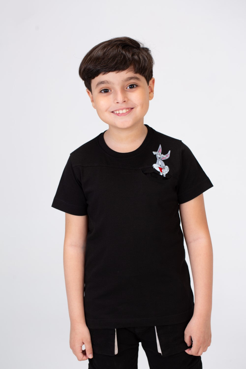 تي شيرت للأولاد برقبة دائرية وأكمام قصيرة مع طباعة حرف A وصورة أرنب على الجهة الأمامية