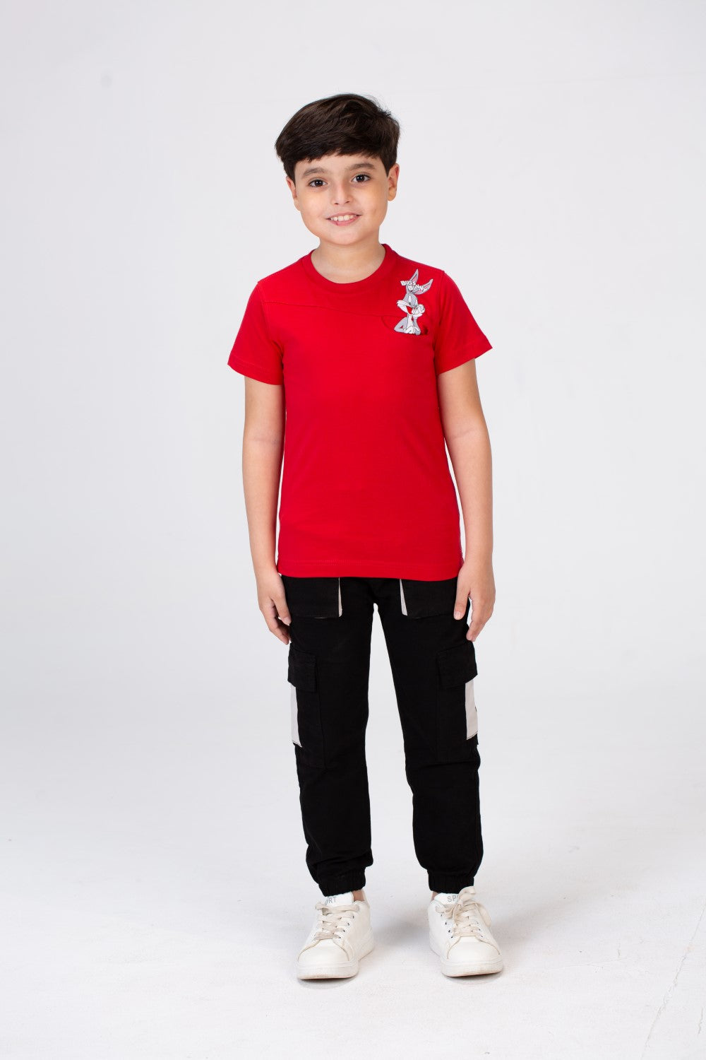 تي شيرت للأولاد برقبة دائرية وأكمام قصيرة مع طباعة حرف A وصورة أرنب على الجهة الأمامية