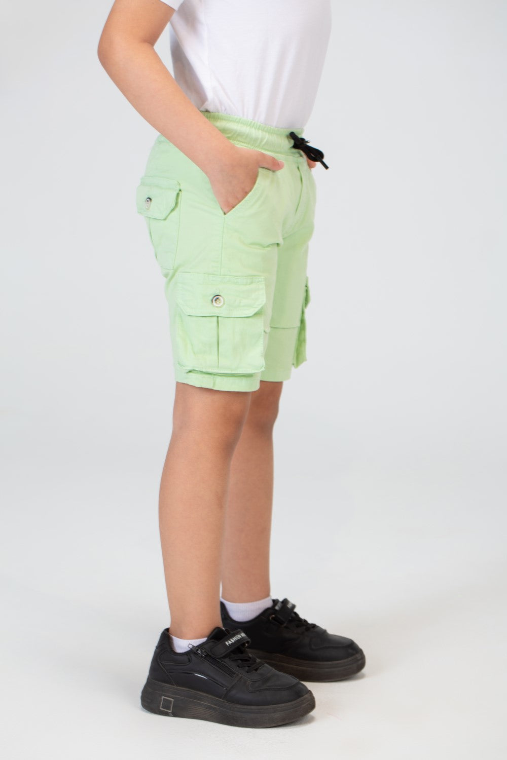 شورت غاباردين للأولاد مع جيوب جانبية وتفاصيل أساسية