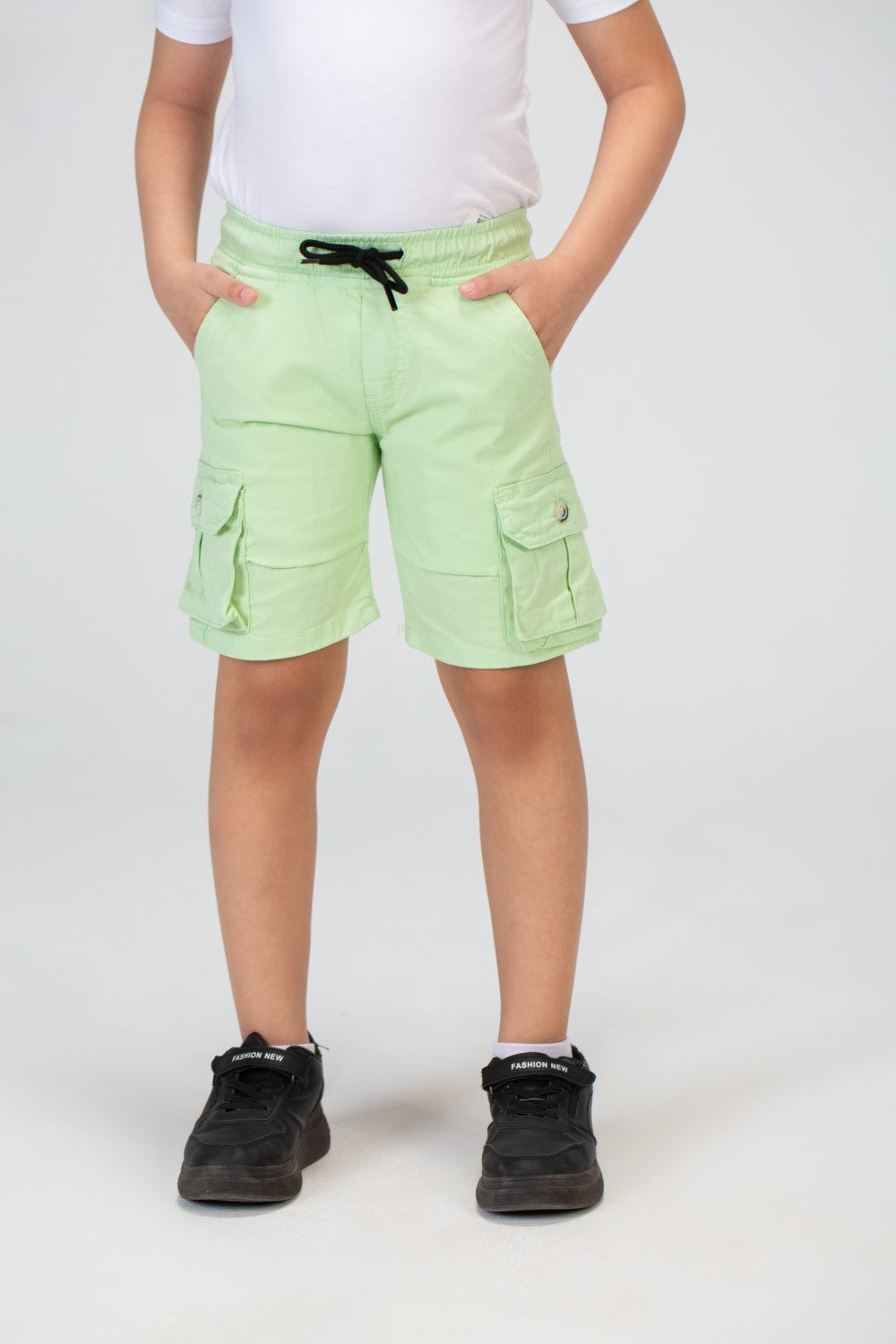 شورت غاباردين للأولاد مع جيوب جانبية وتفاصيل أساسية