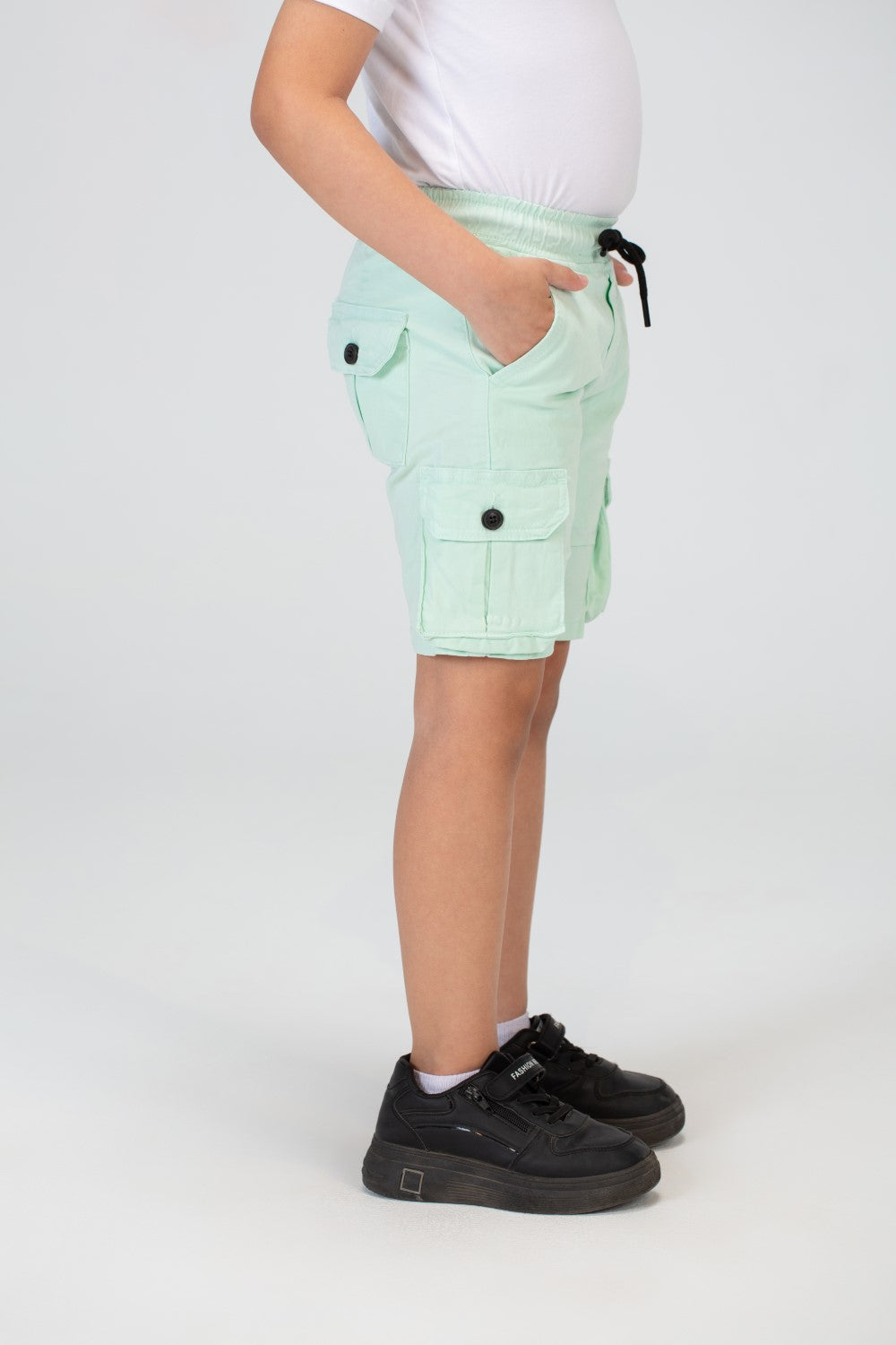 شورت غاباردين للأولاد مع جيوب جانبية وتفاصيل أساسية
