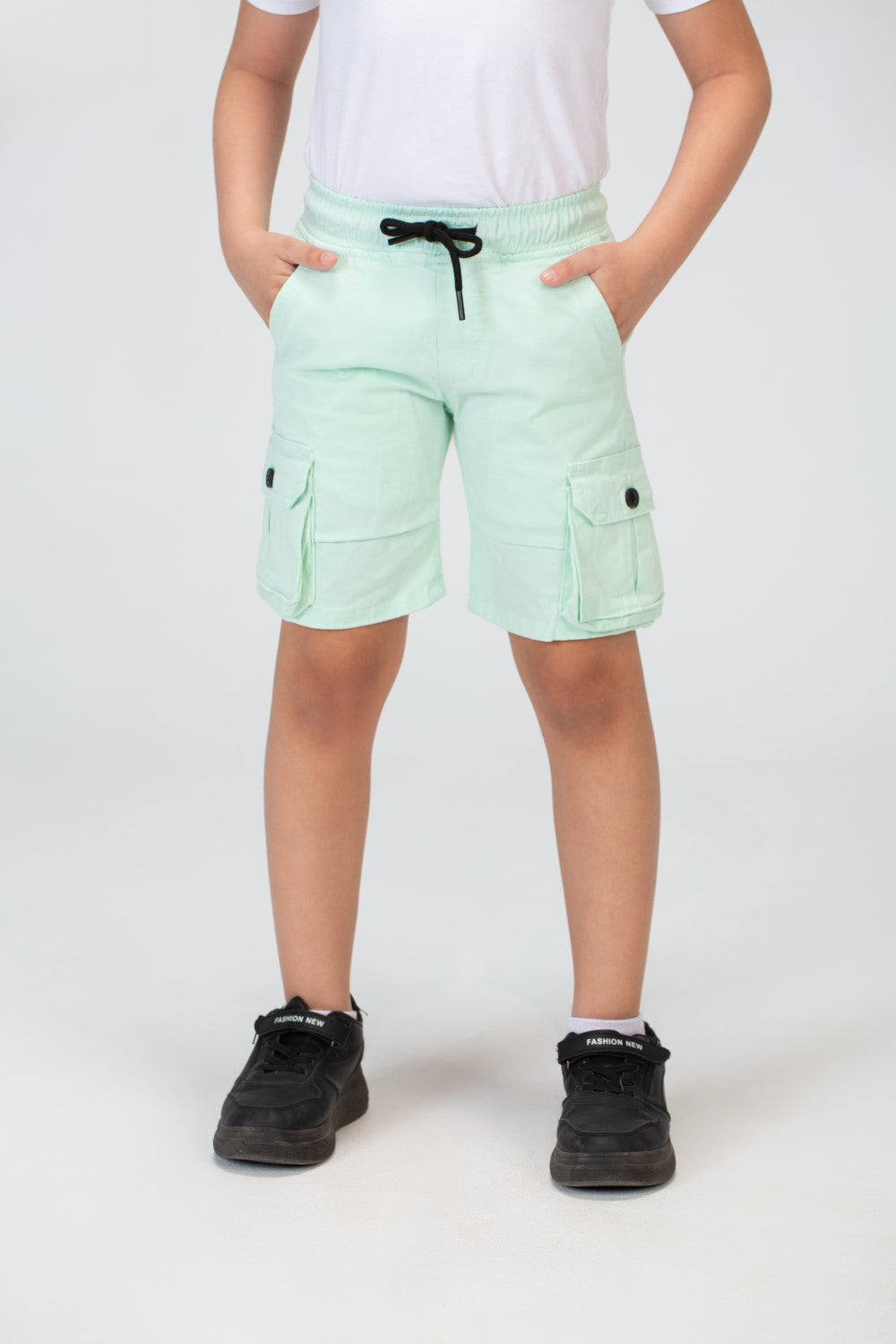 شورت غاباردين للأولاد مع جيوب جانبية وتفاصيل أساسية