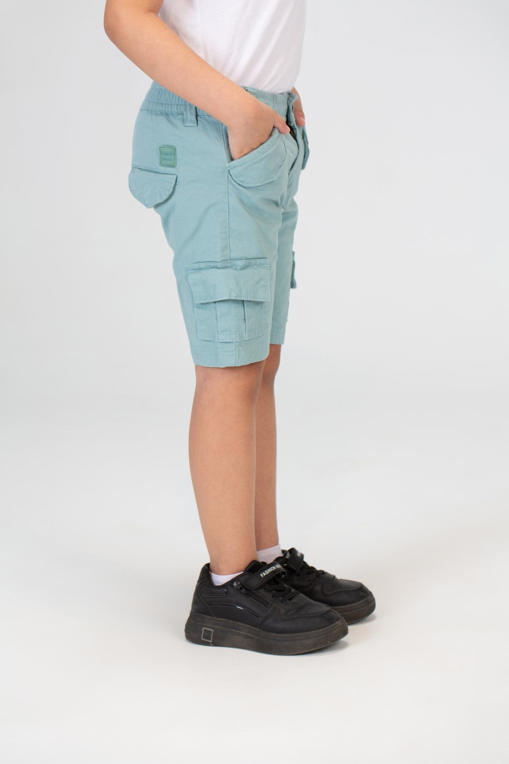 شورت غاباردين للأولاد بتفاصيل أساسية ورقعة طماطم على الظهر