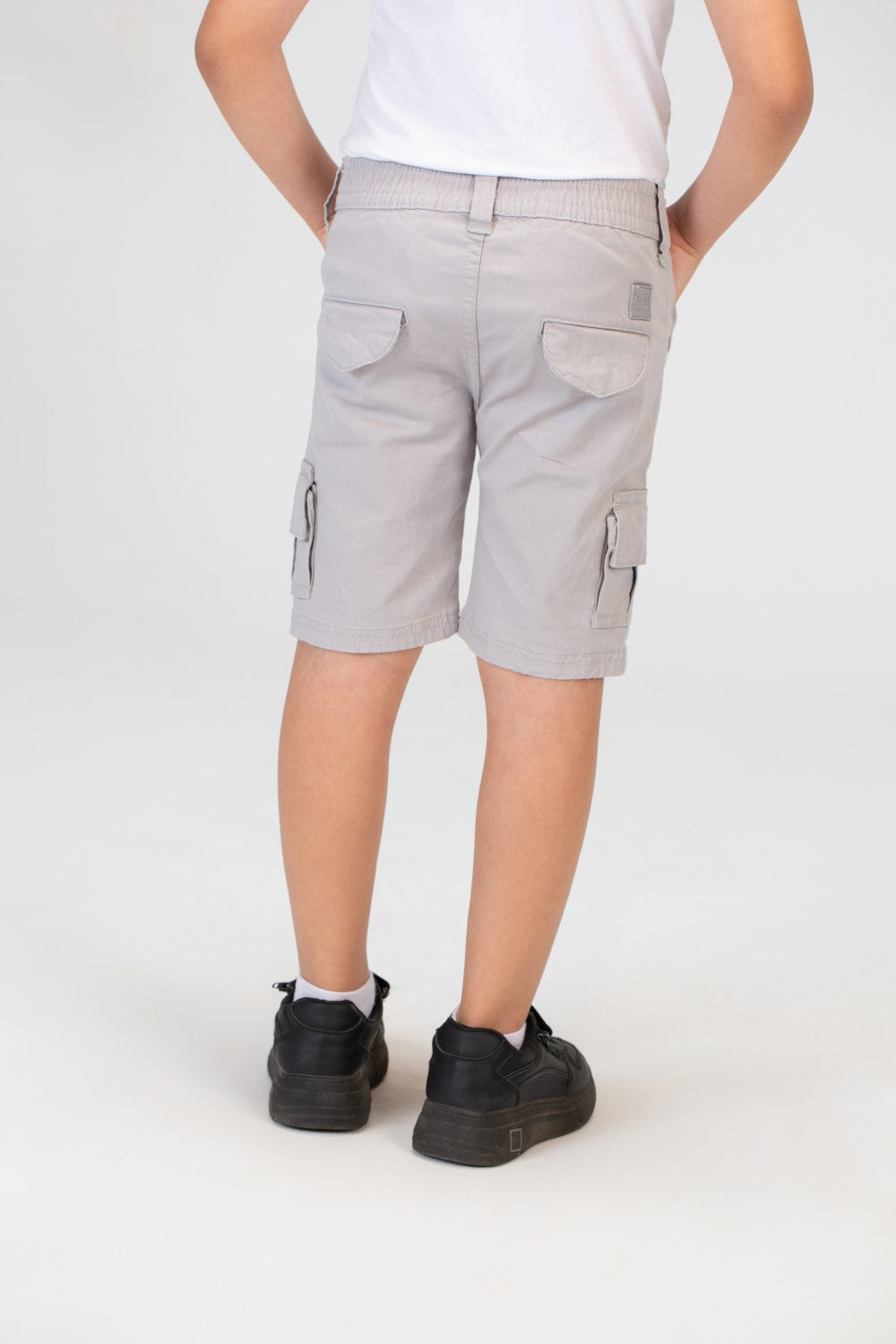 شورت غاباردين للأولاد بتفاصيل أساسية ورقعة طماطم على الظهر