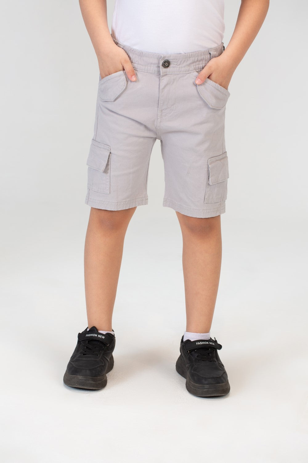 شورت غاباردين للأولاد بتفاصيل أساسية ورقعة طماطم على الظهر