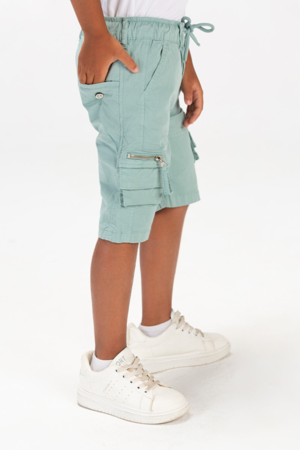 شورت غاباردين للأولاد بحزام خصر مطاطي وجيوب جانبية بسحاب