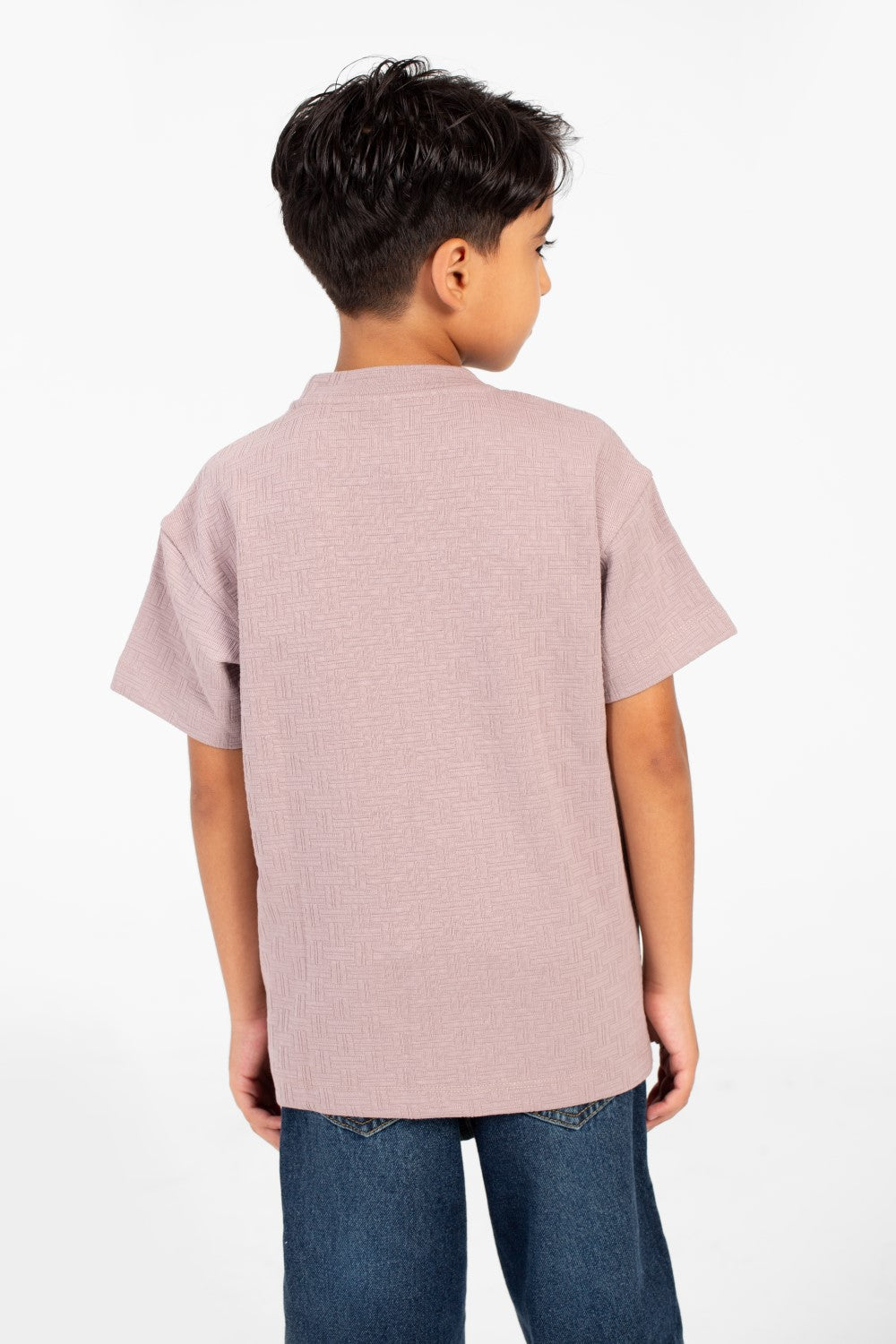 تي شيرت للأولاد بأكمام قصيرة وتفاصيل أساسية وتصميم عصري عالي الجودة