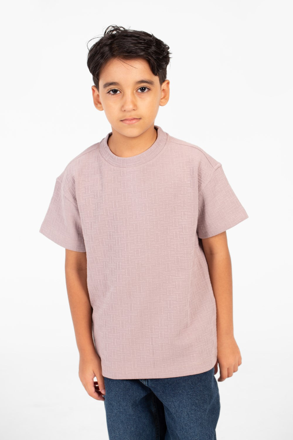 تي شيرت للأولاد بأكمام قصيرة وتفاصيل أساسية وتصميم عصري عالي الجودة