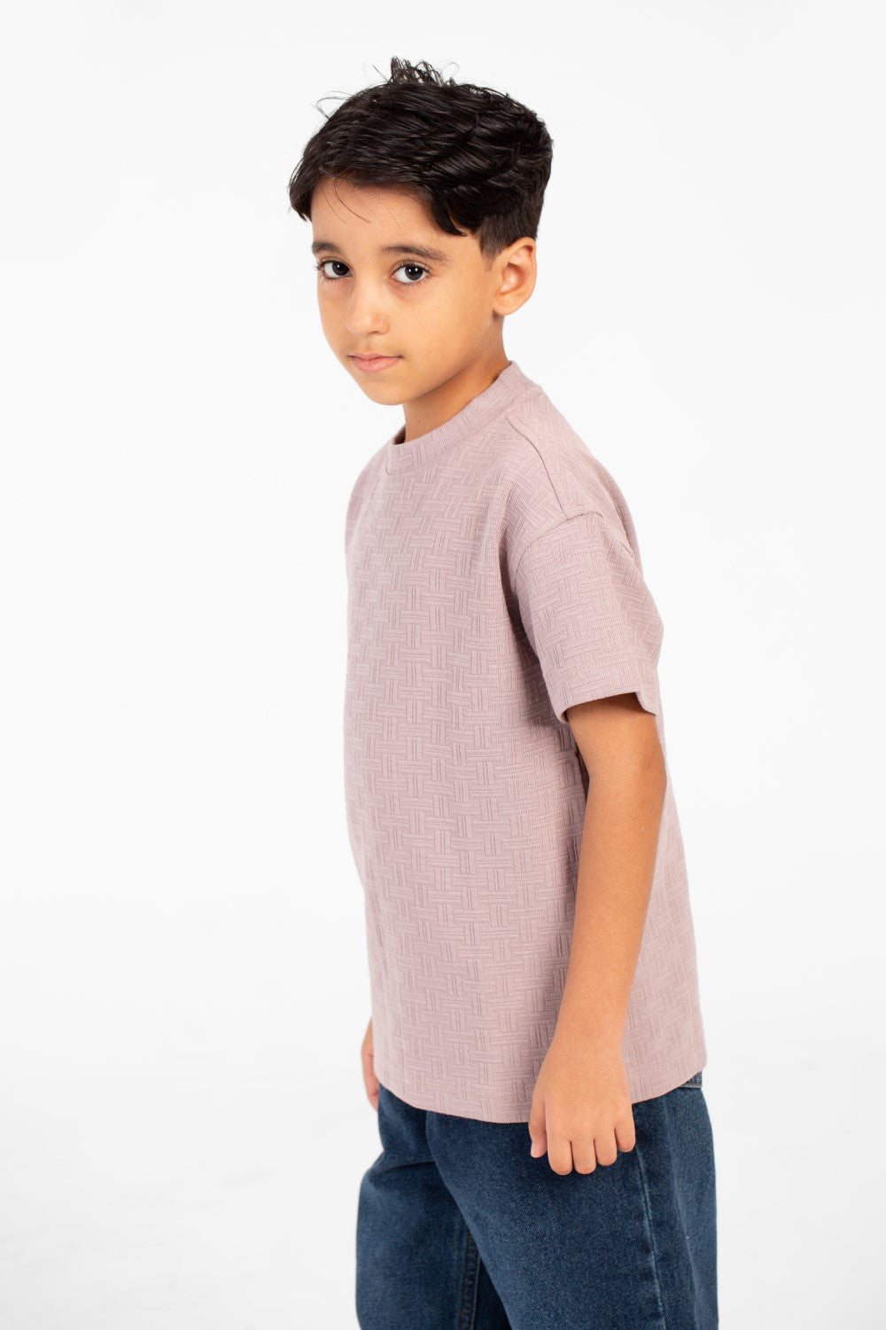 تي شيرت للأولاد بأكمام قصيرة وتفاصيل أساسية وتصميم عصري عالي الجودة