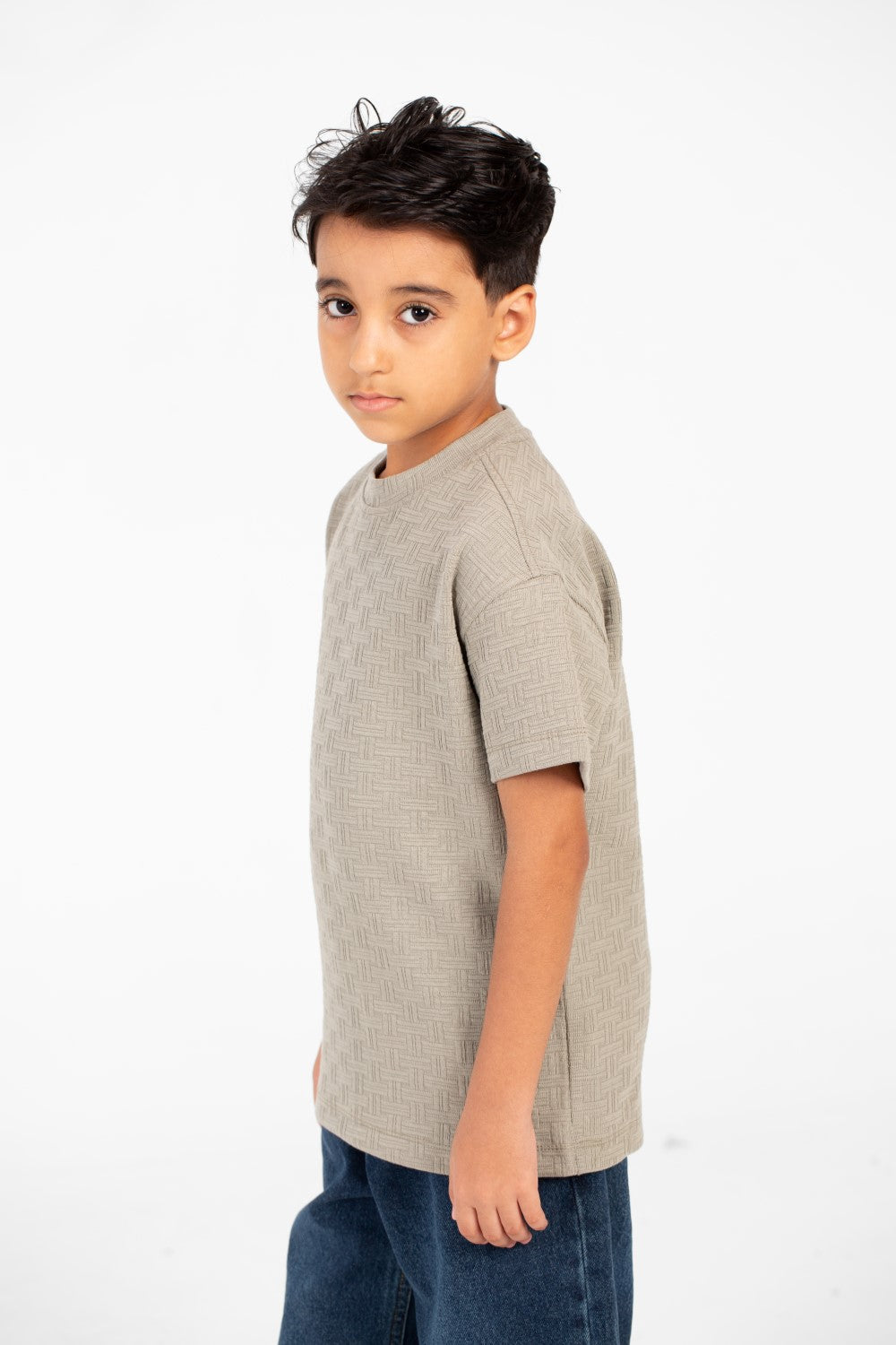 تي شيرت للأولاد بأكمام قصيرة وتفاصيل أساسية وتصميم عصري عالي الجودة
