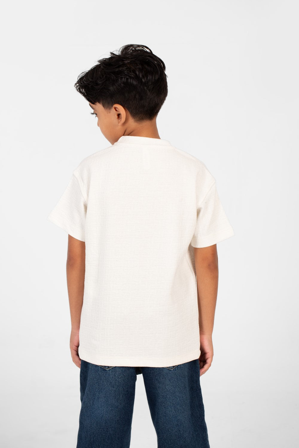 تي شيرت للأولاد بأكمام قصيرة وتفاصيل أساسية وتصميم عصري عالي الجودة