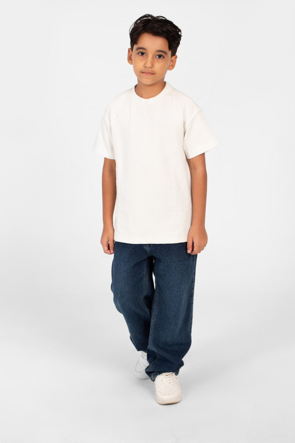 تي شيرت للأولاد بأكمام قصيرة وتفاصيل أساسية وتصميم عصري عالي الجودة