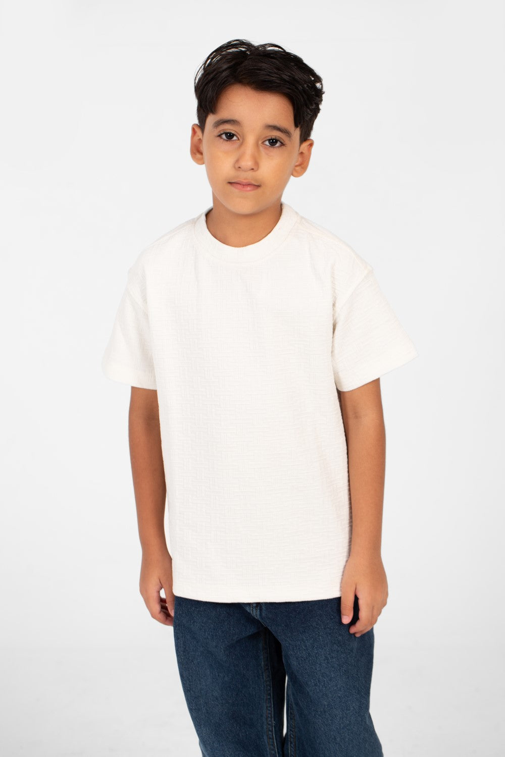 تي شيرت للأولاد بأكمام قصيرة وتفاصيل أساسية وتصميم عصري عالي الجودة