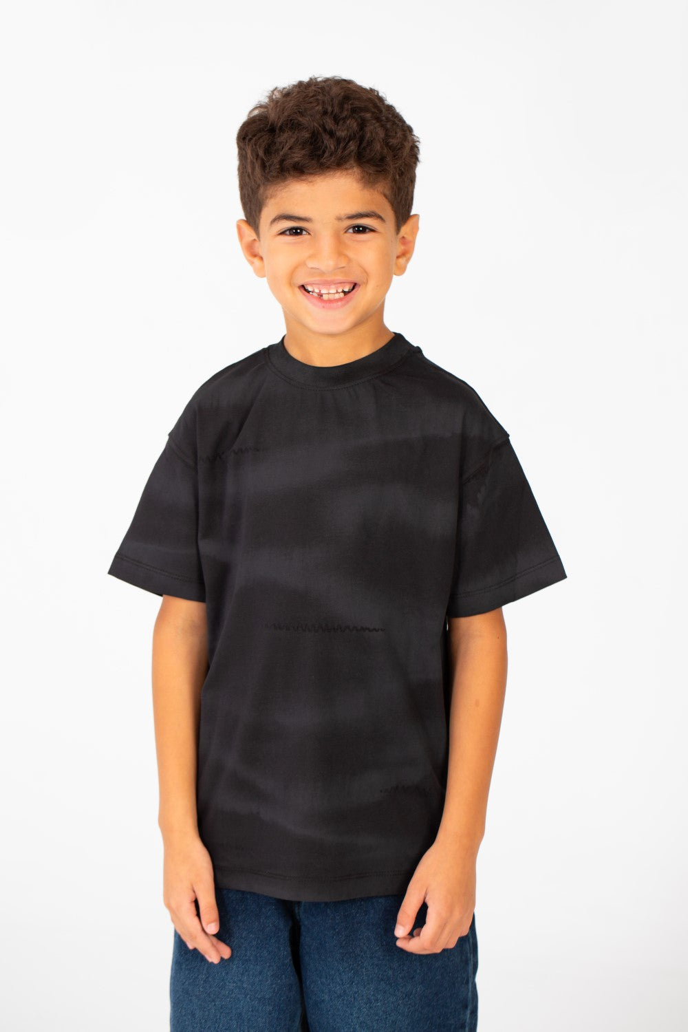 تي شيرت للأولاد بقصّة عادية وقبة دائرية وأكمام نصفية مصبوغة بالربطة