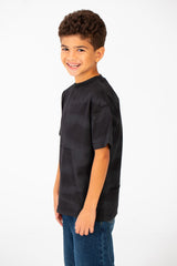 تي شيرت للأولاد بقصّة عادية وقبة دائرية وأكمام نصفية مصبوغة بالربطة