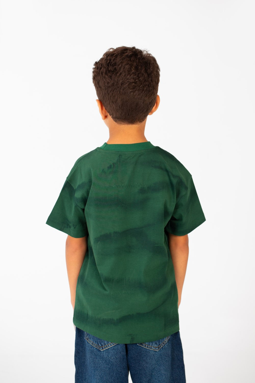 تي شيرت للأولاد بقصّة عادية وقبة دائرية وأكمام نصفية مصبوغة بالربطة