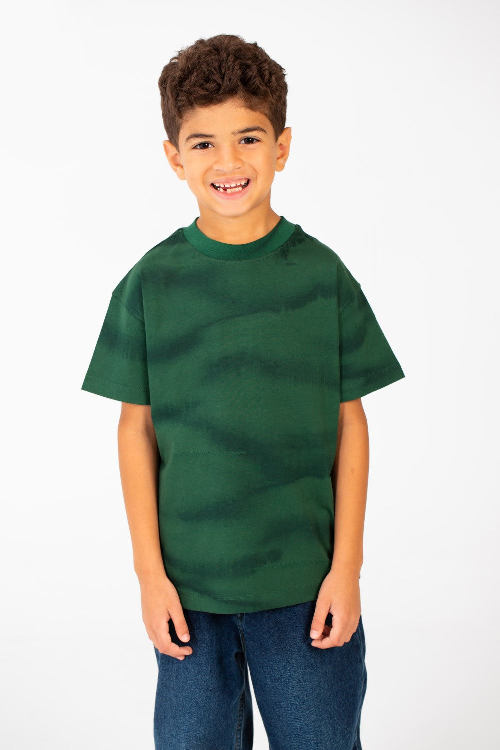 تي شيرت للأولاد بقصّة عادية وقبة دائرية وأكمام نصفية مصبوغة بالربطة