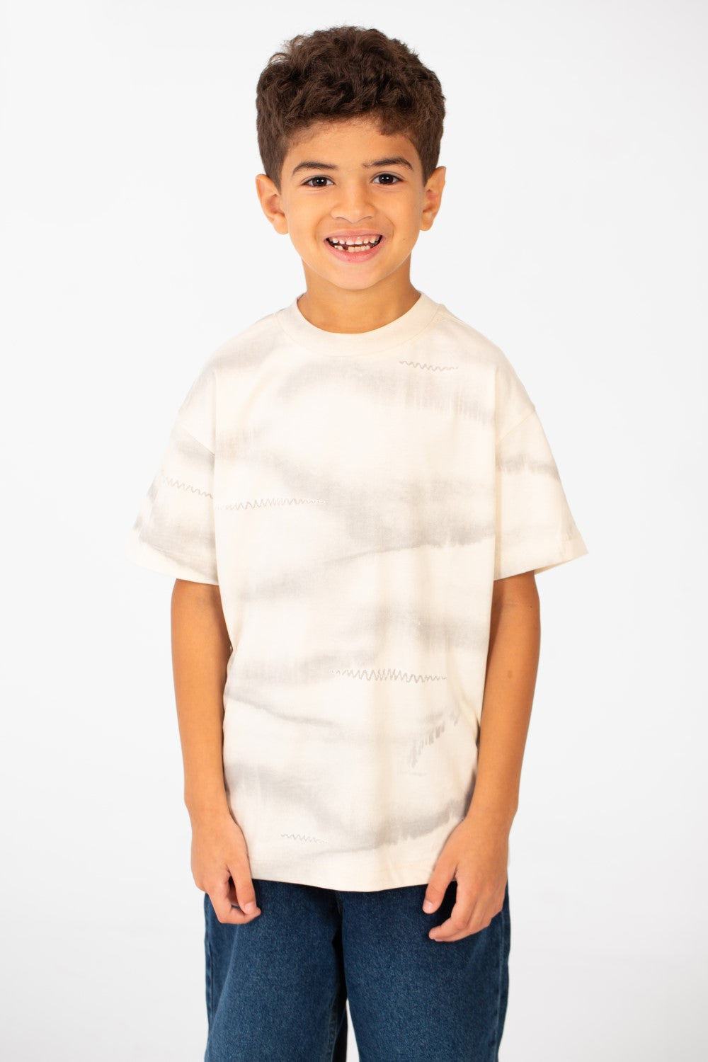 تي شيرت للأولاد بقصّة عادية وقبة دائرية وأكمام نصفية مصبوغة بالربطة