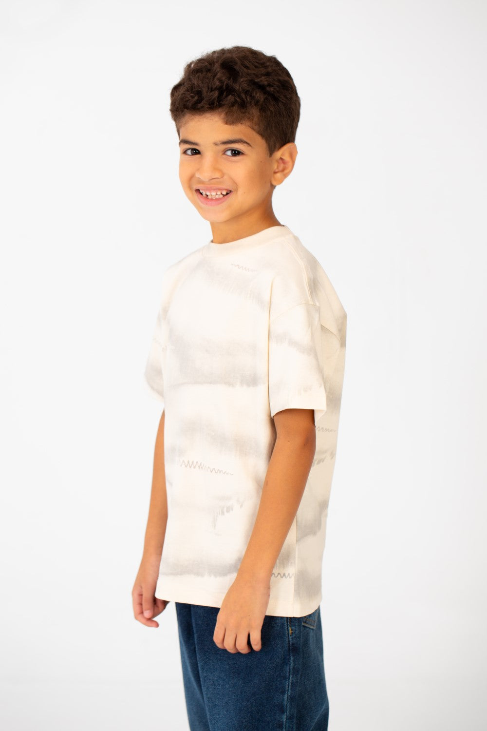 تي شيرت للأولاد بقصّة عادية وقبة دائرية وأكمام نصفية مصبوغة بالربطة
