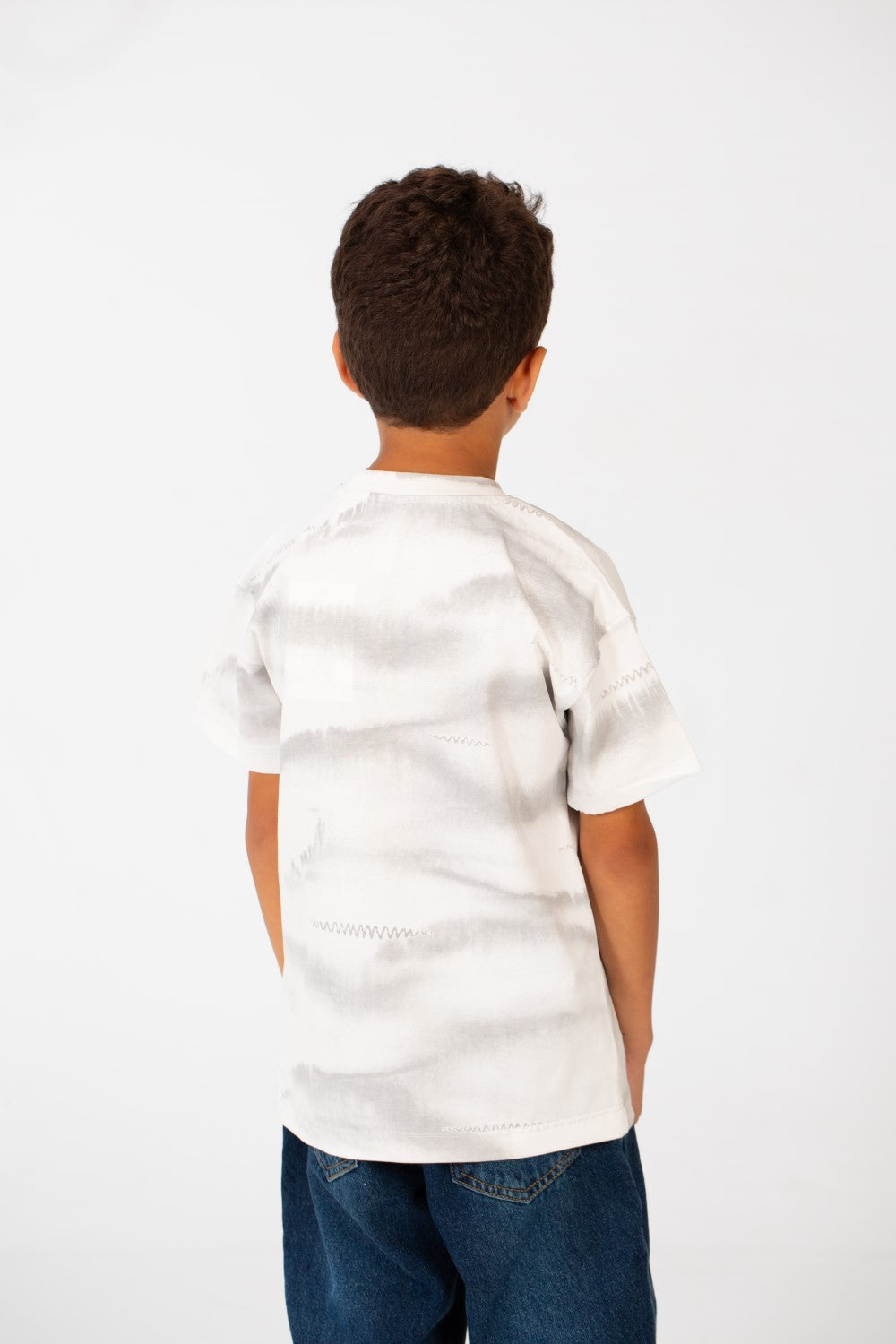 تي شيرت للأولاد بقصّة عادية وقبة دائرية وأكمام نصفية مصبوغة بالربطة