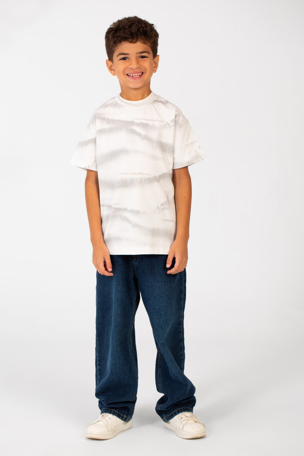تي شيرت للأولاد بقصّة عادية وقبة دائرية وأكمام نصفية مصبوغة بالربطة