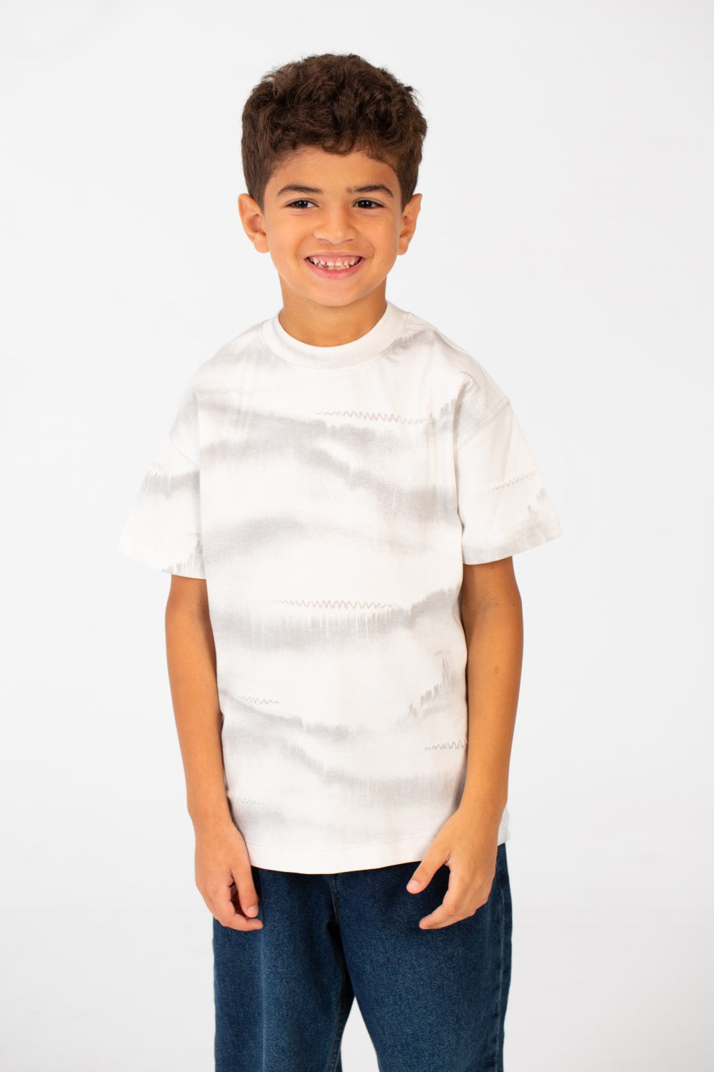 تي شيرت للأولاد بقصّة عادية وقبة دائرية وأكمام نصفية مصبوغة بالربطة