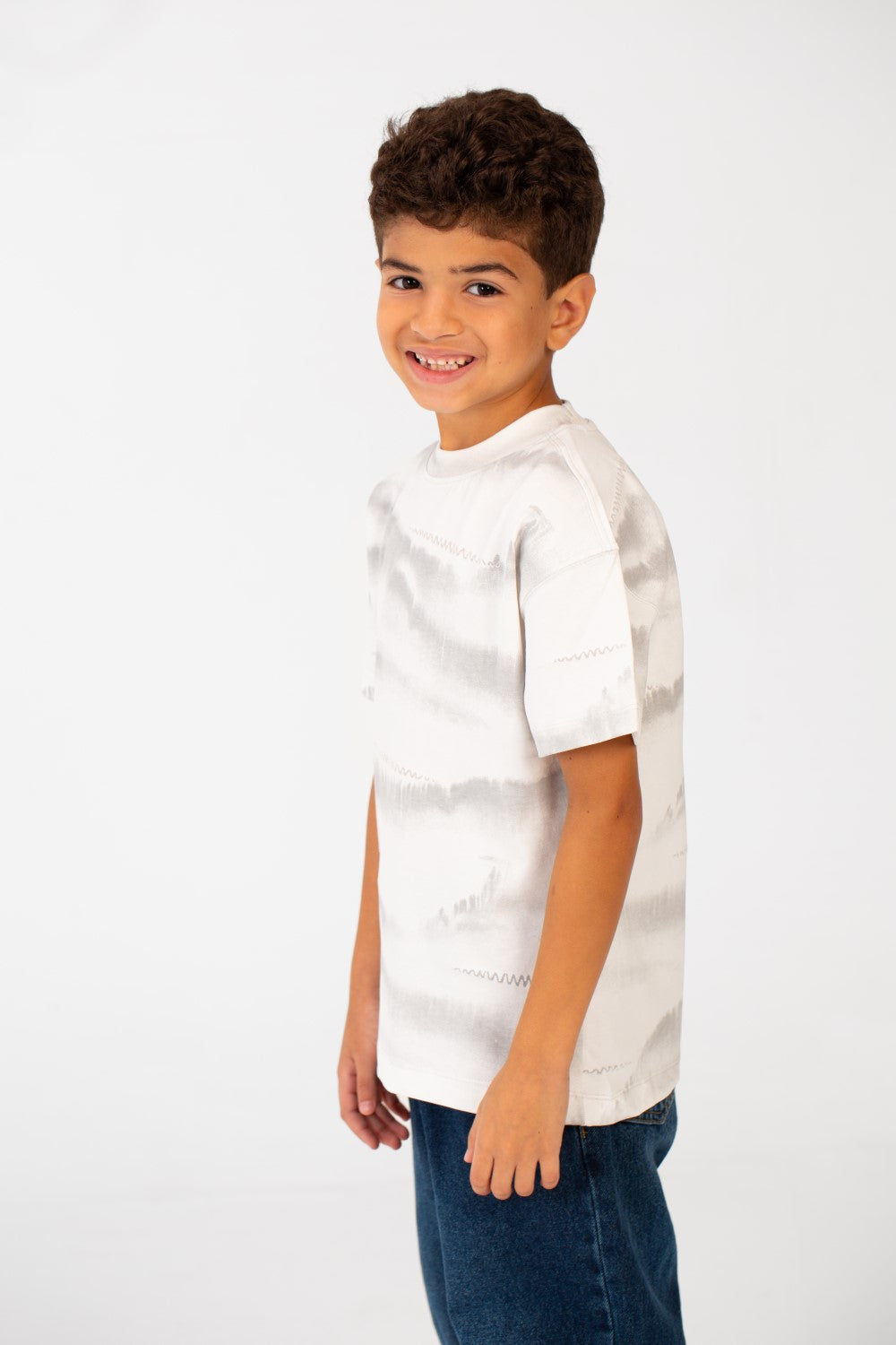تي شيرت للأولاد بقصّة عادية وقبة دائرية وأكمام نصفية مصبوغة بالربطة