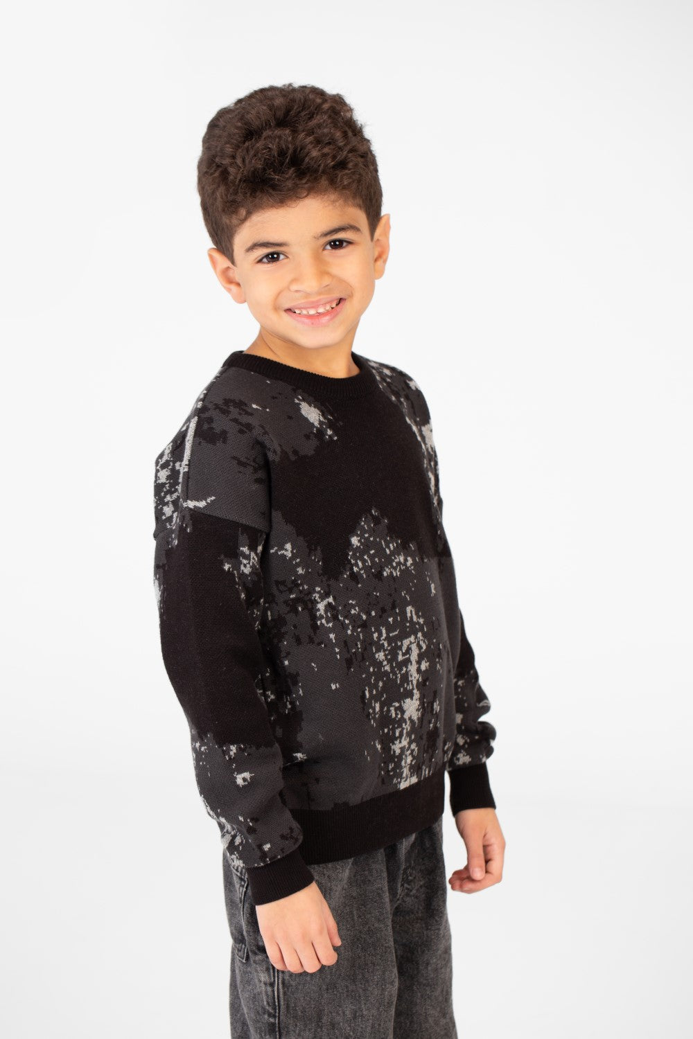 بلوفر جاكار للأولاد برقبة دائرية وتصميم عصري